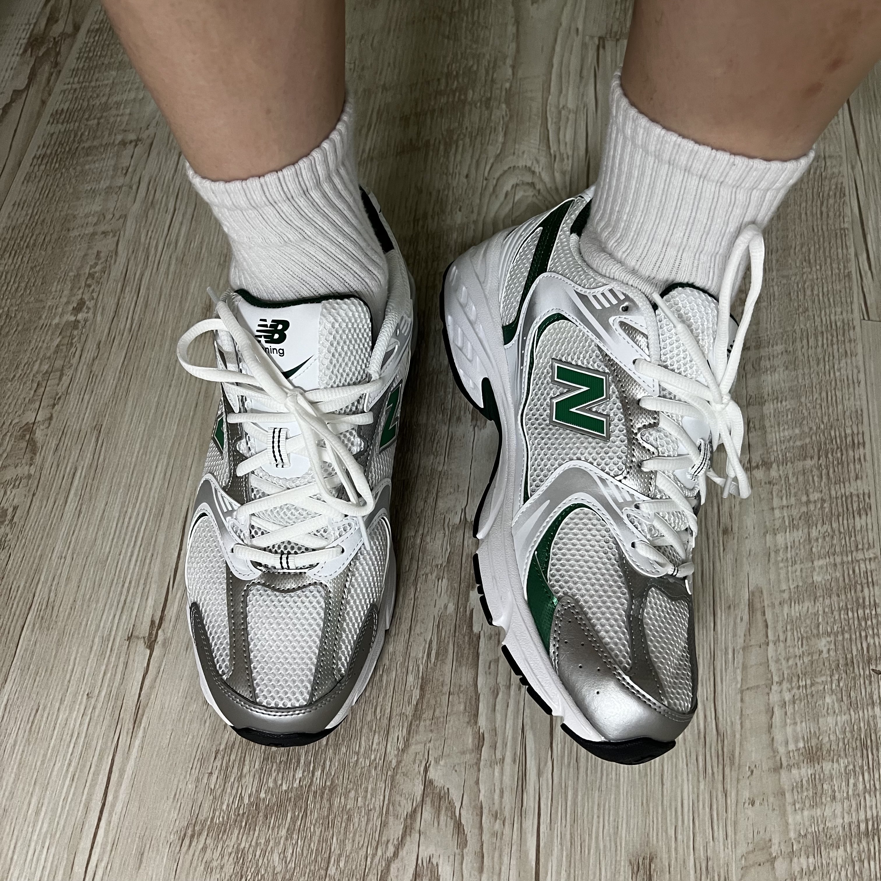 New Balance 530 White Nightwatch Green 착용 스타일 - 2