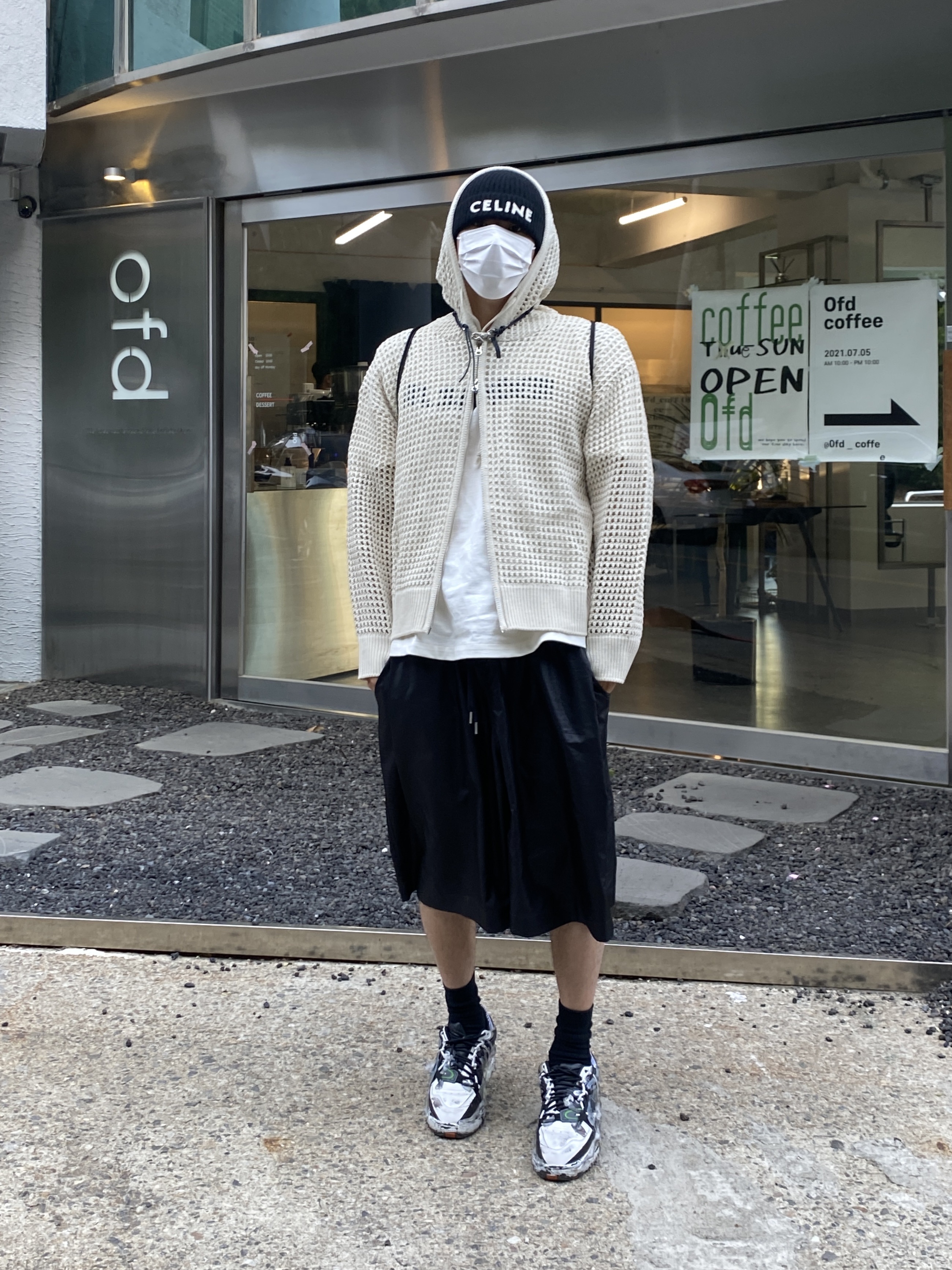 Our Legacy Ladon Leather Keychain Black, Celine Embroidered Knit Wool Beanie Black 착용 스타일 - 3