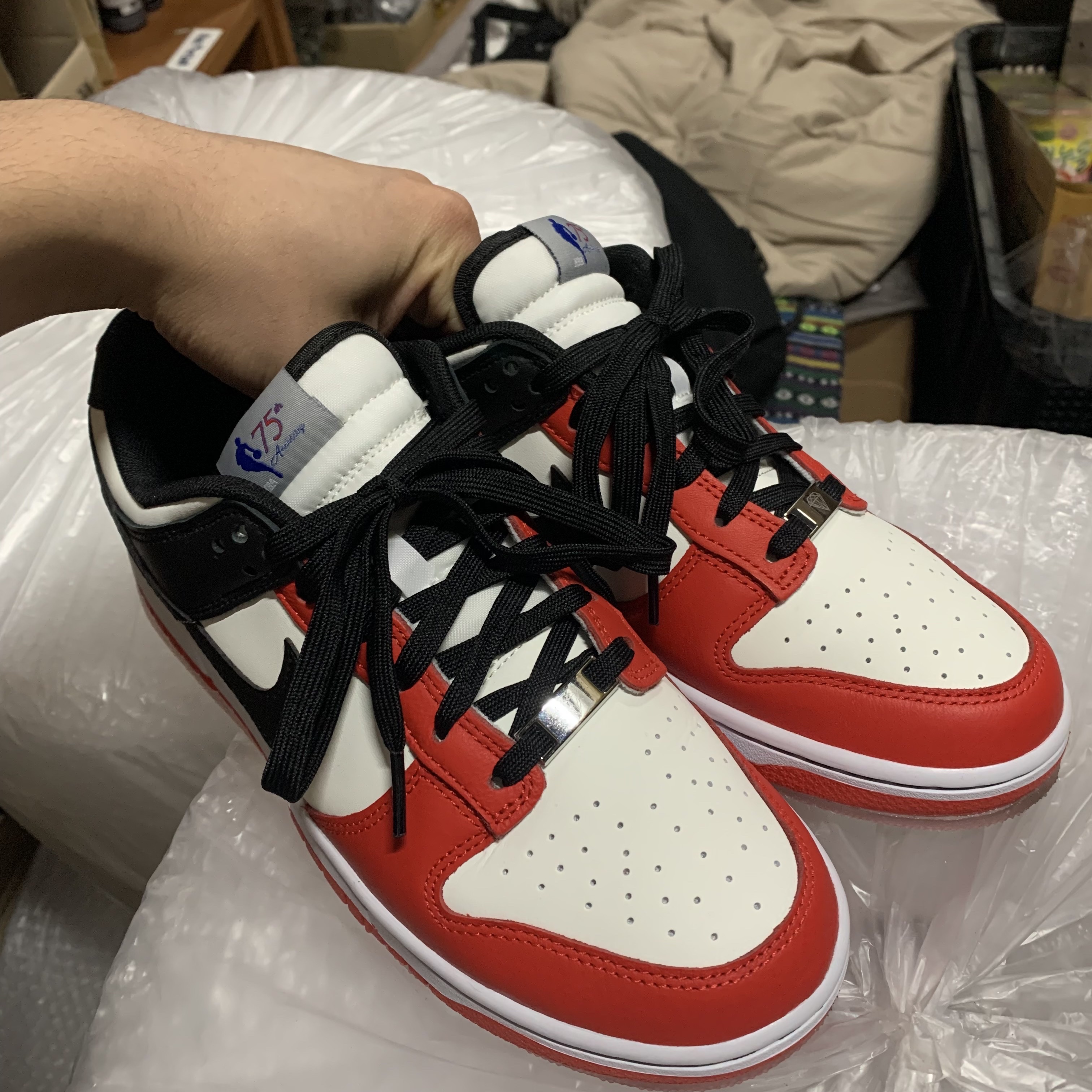 Nike x NBA Dunk Low Retro EMB Black and Chile Red 착용 스타일