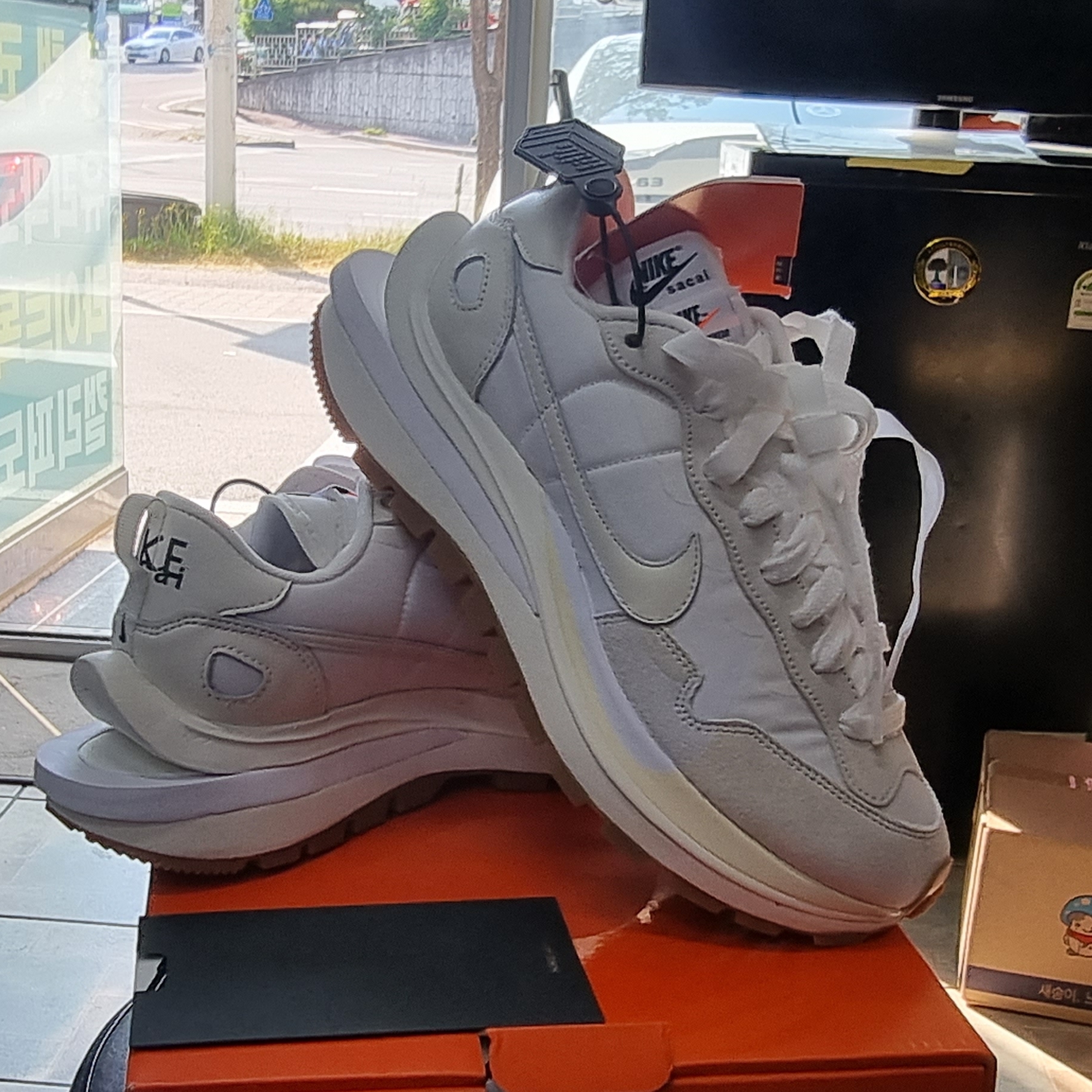 Nike x Sacai VaporWaffle White and Gum 착용 스타일
