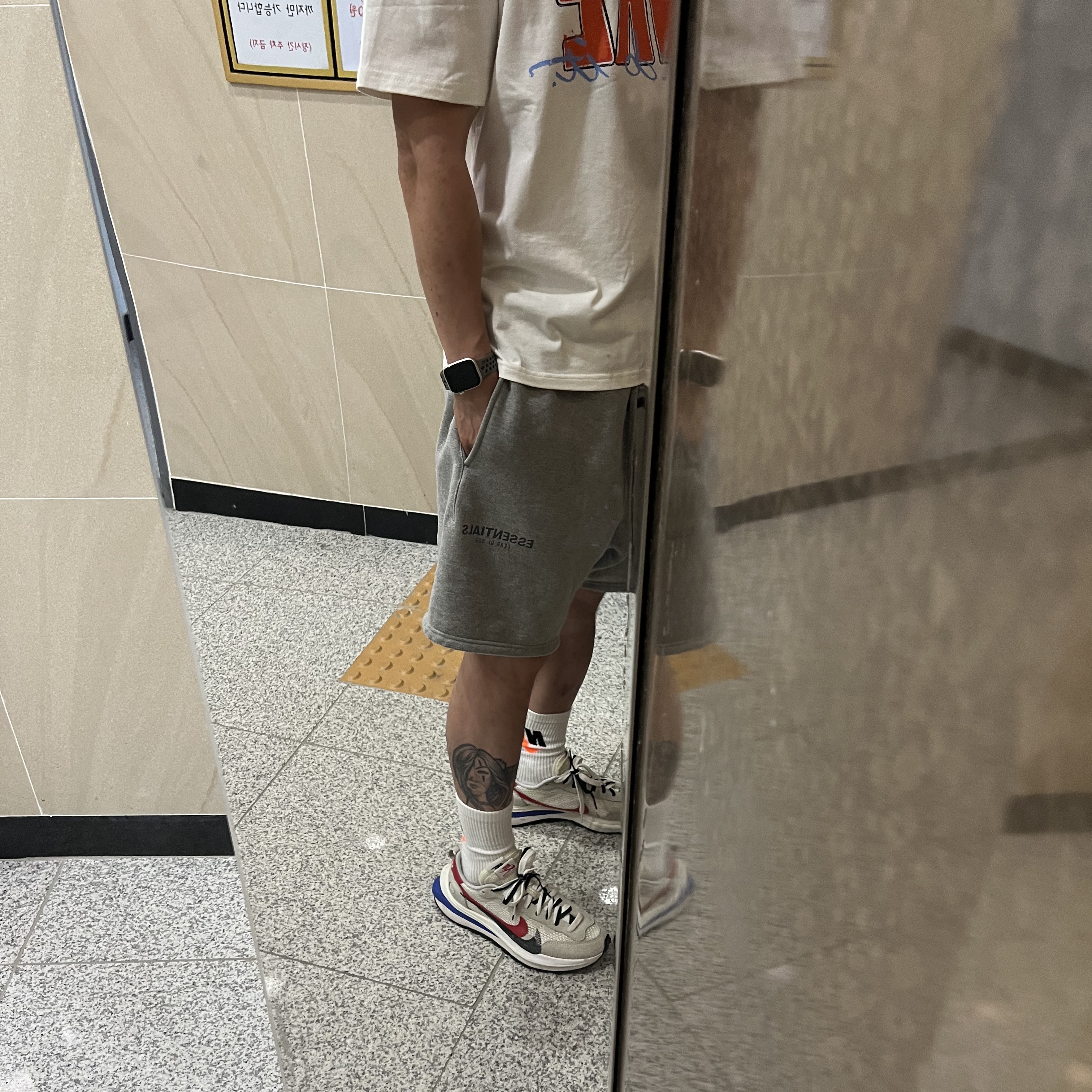 Nike x Sacai VaporWaffle Royal Fuchsia, Essentials The Core Collection Sweatshorts Heather Oatmeal 착용 스타일
