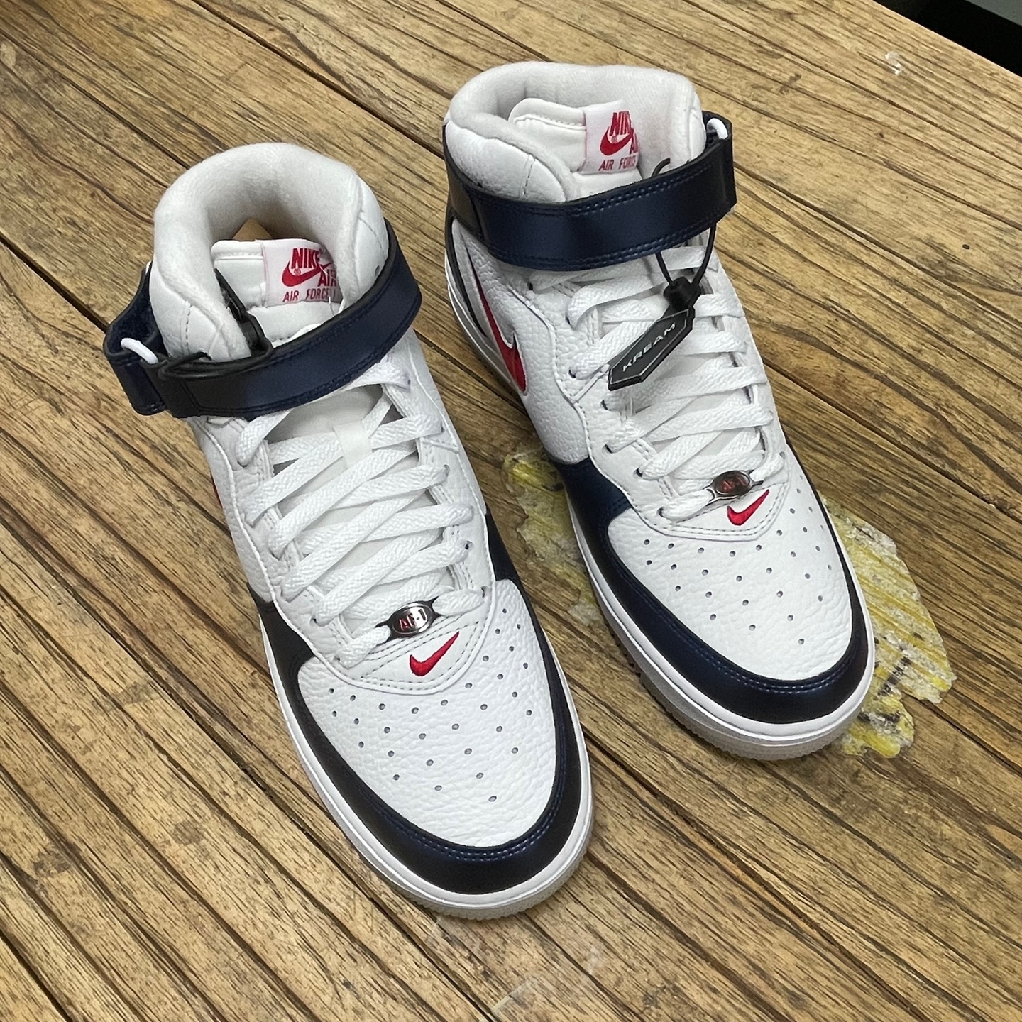 Nike Air Force 1 Mid QS University Red and Midnight Navy 착용 스타일 - 4