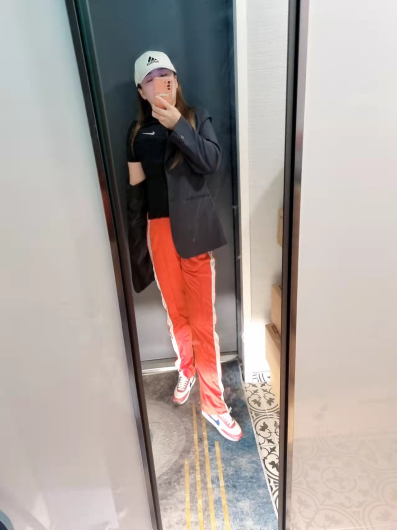 (W) Nike Daybreak Sail Deep Royal Blue Pomegranate 착용 스타일 - 1