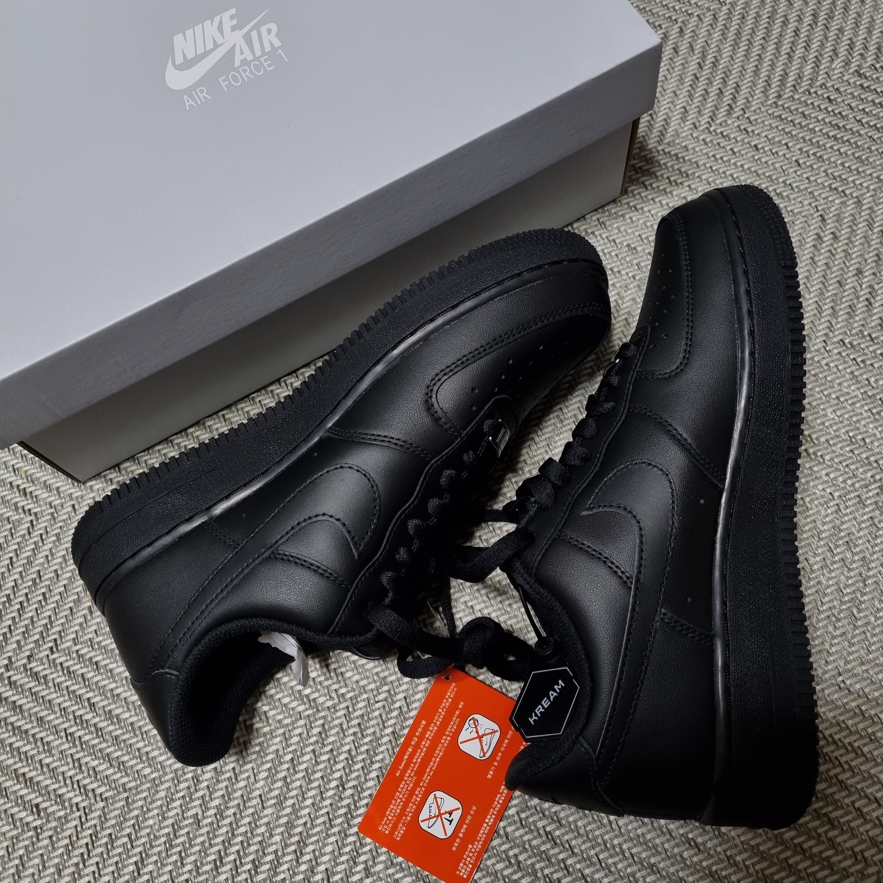 Nike Air Force 1 '07 Low Triple Black 착용 스타일