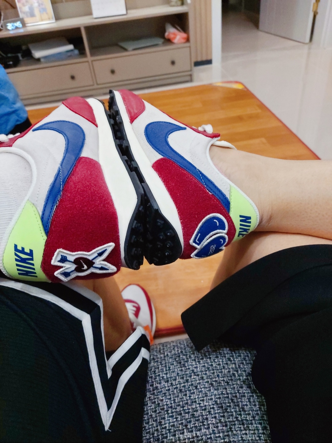 (W) Nike Daybreak Sail Deep Royal Blue Pomegranate 착용 스타일 - 1
