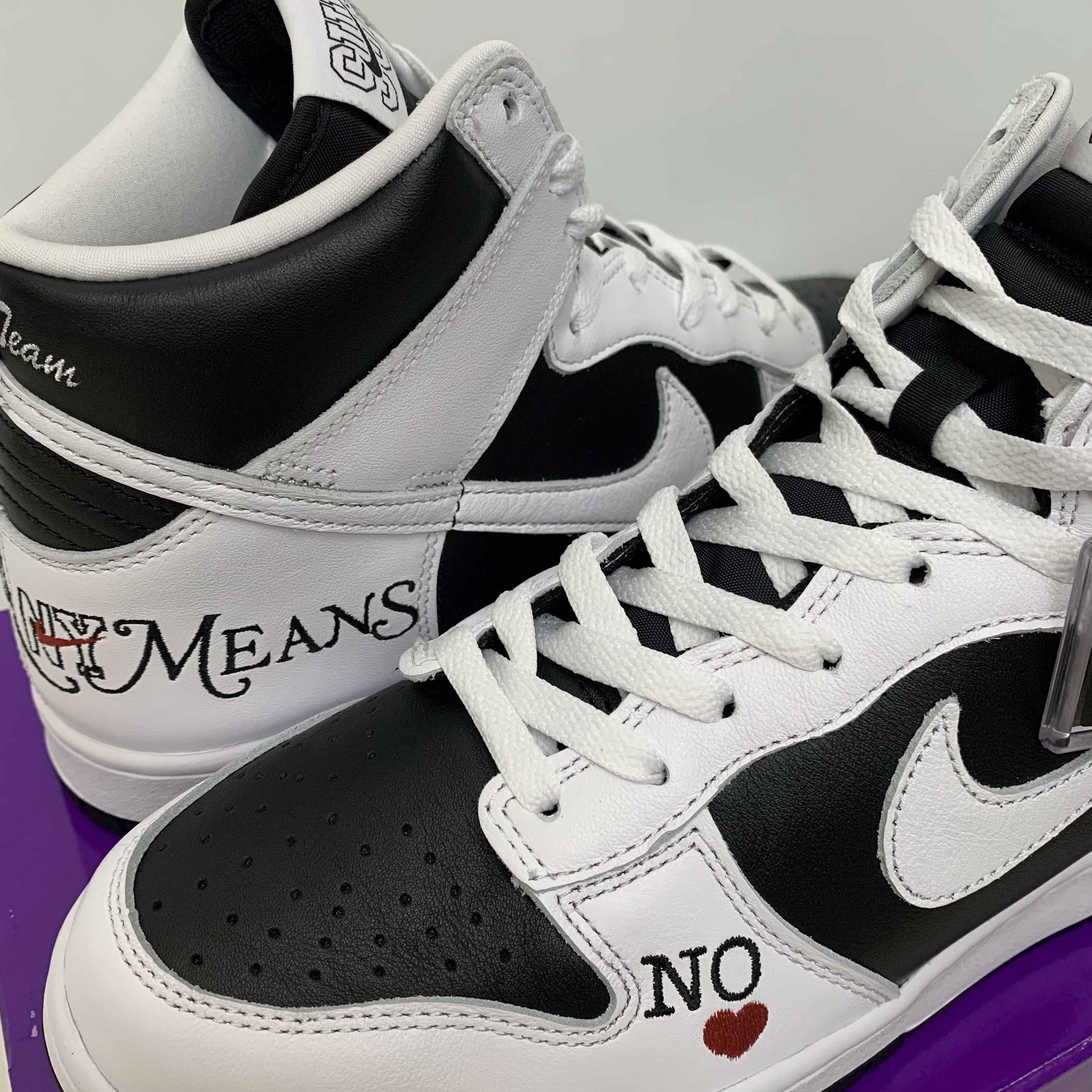 Nike x Supreme SB Dunk High OG QS By Any Means Black White 착용 스타일 - 1