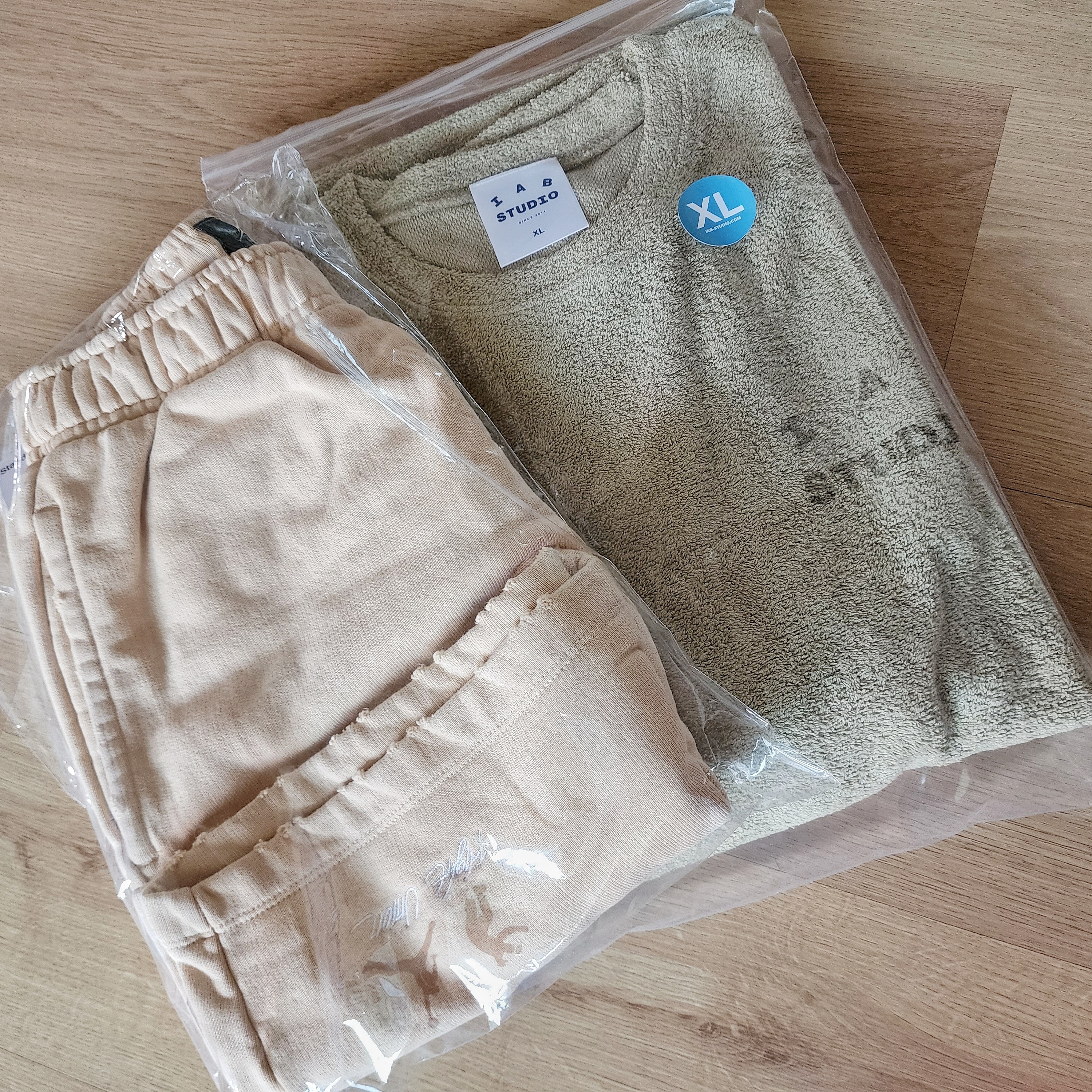 Jordan x Union Fleece Shorts White Onyx - Asia, IAB Studio Towel T-Shirt Light Green 착용 스타일 - 3