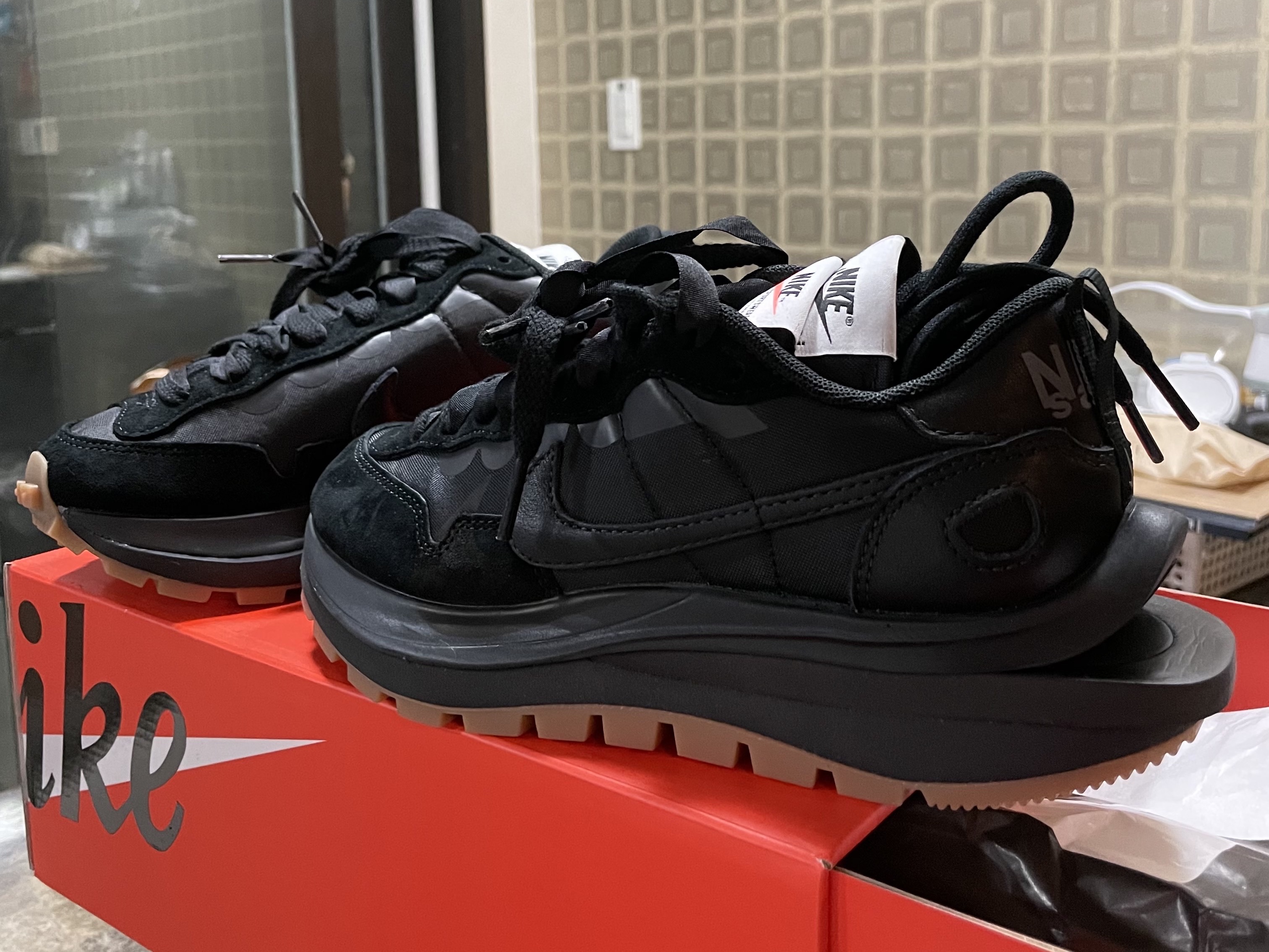 Nike x Sacai VaporWaffle Black and Gum 착용 스타일 - 2