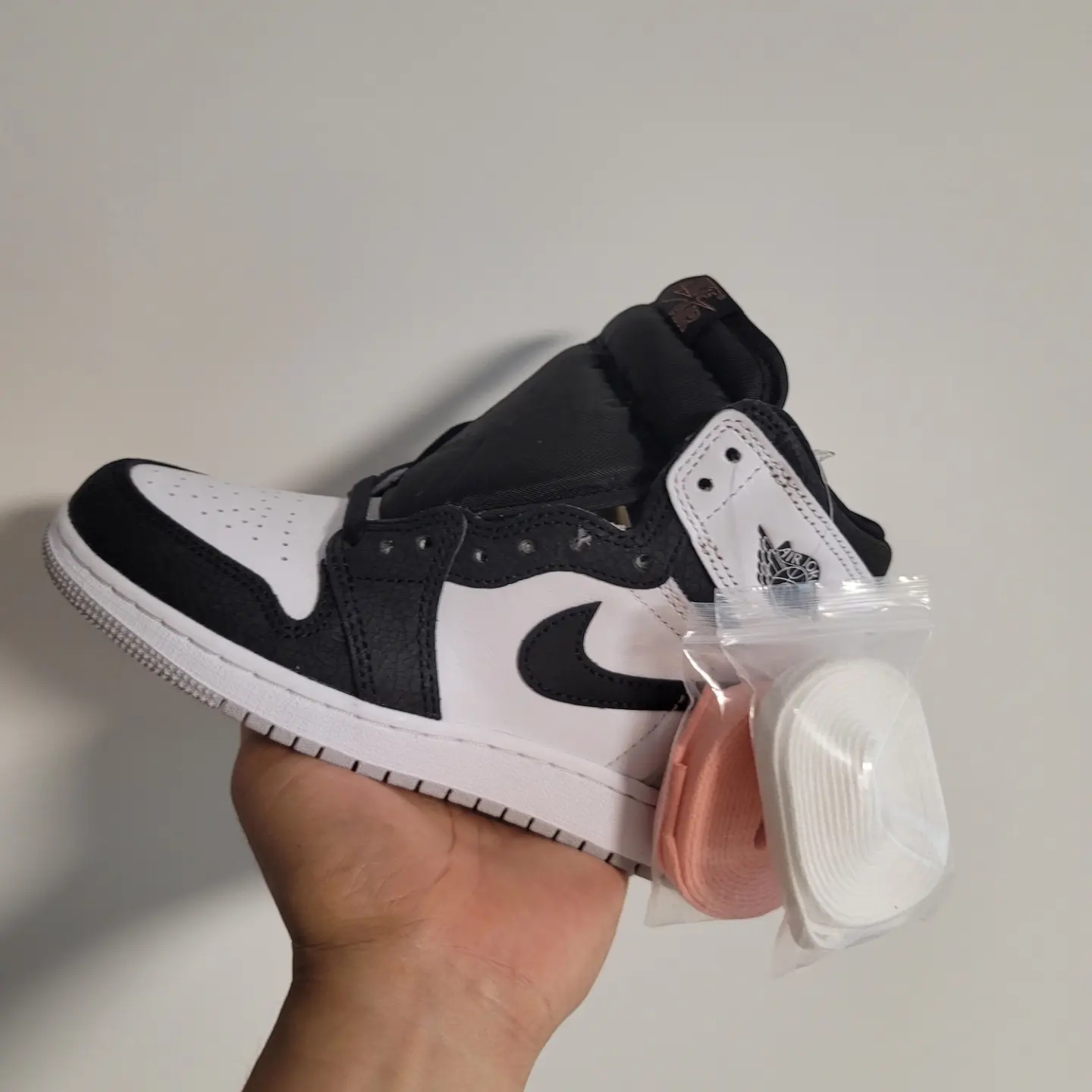 (GS) Jordan 1 Retro High OG Bleached Coral 착용 스타일 - 1