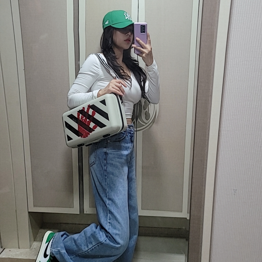 Off-White x Amore Pacific Protection Box (Without Cosmetics), (W) Jordan 1 Retro High OG Lucky Green 착용 스타일