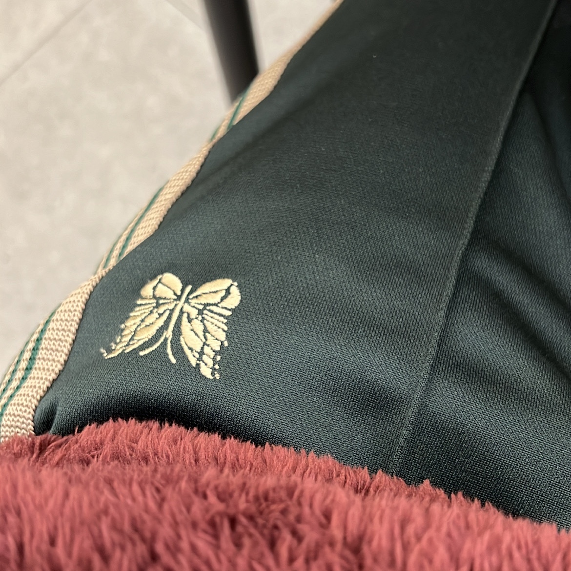 Needles Narrow Track Pants Poly Smooth Dk.Green 착용 스타일