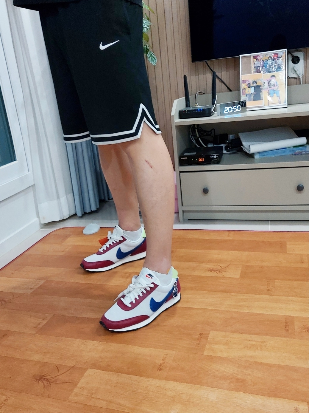 (W) Nike Daybreak Sail Deep Royal Blue Pomegranate 착용 스타일 - 1