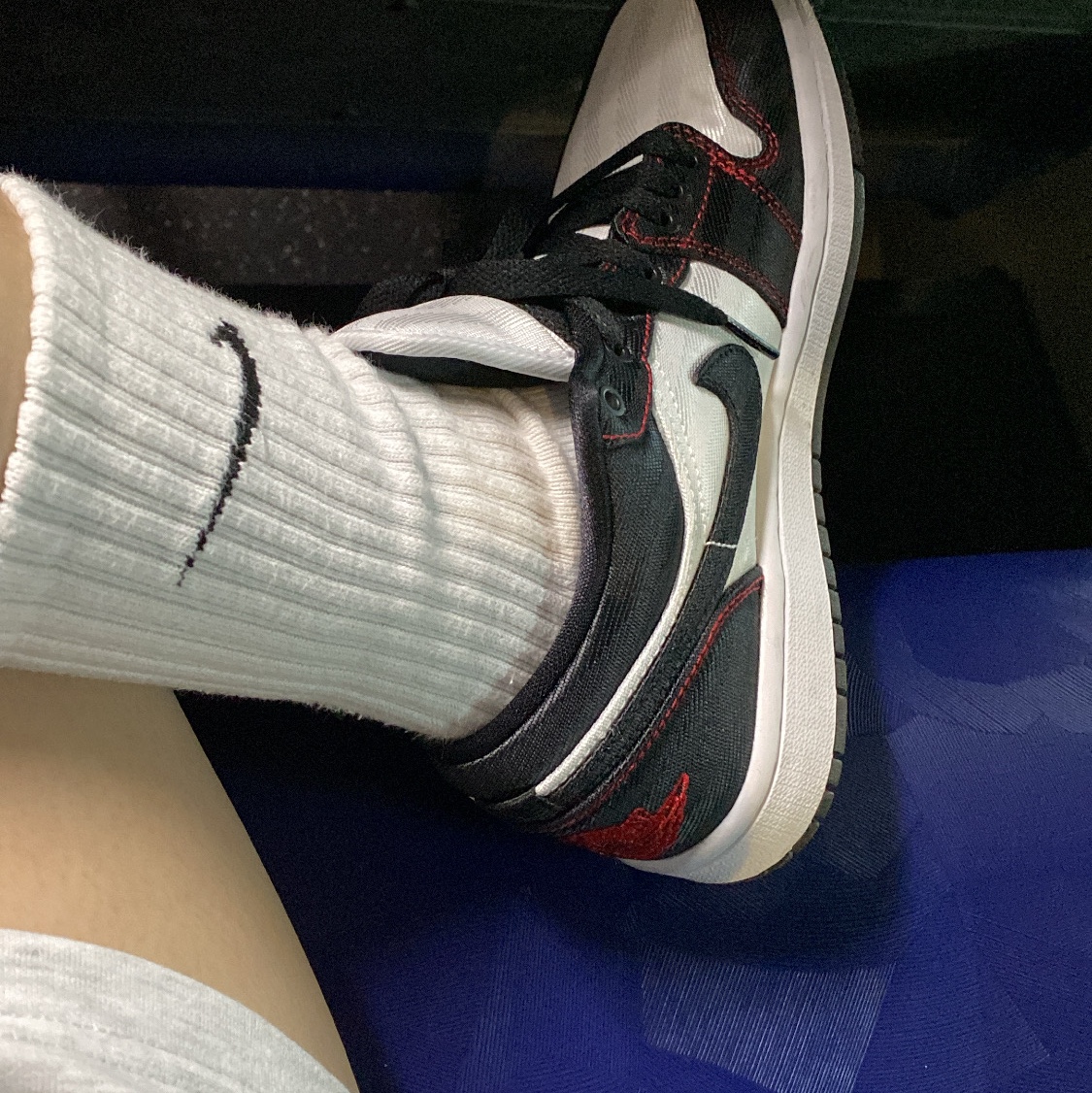 (W) Jordan 1 Low SE Utility White Gym Red Black 착용 스타일