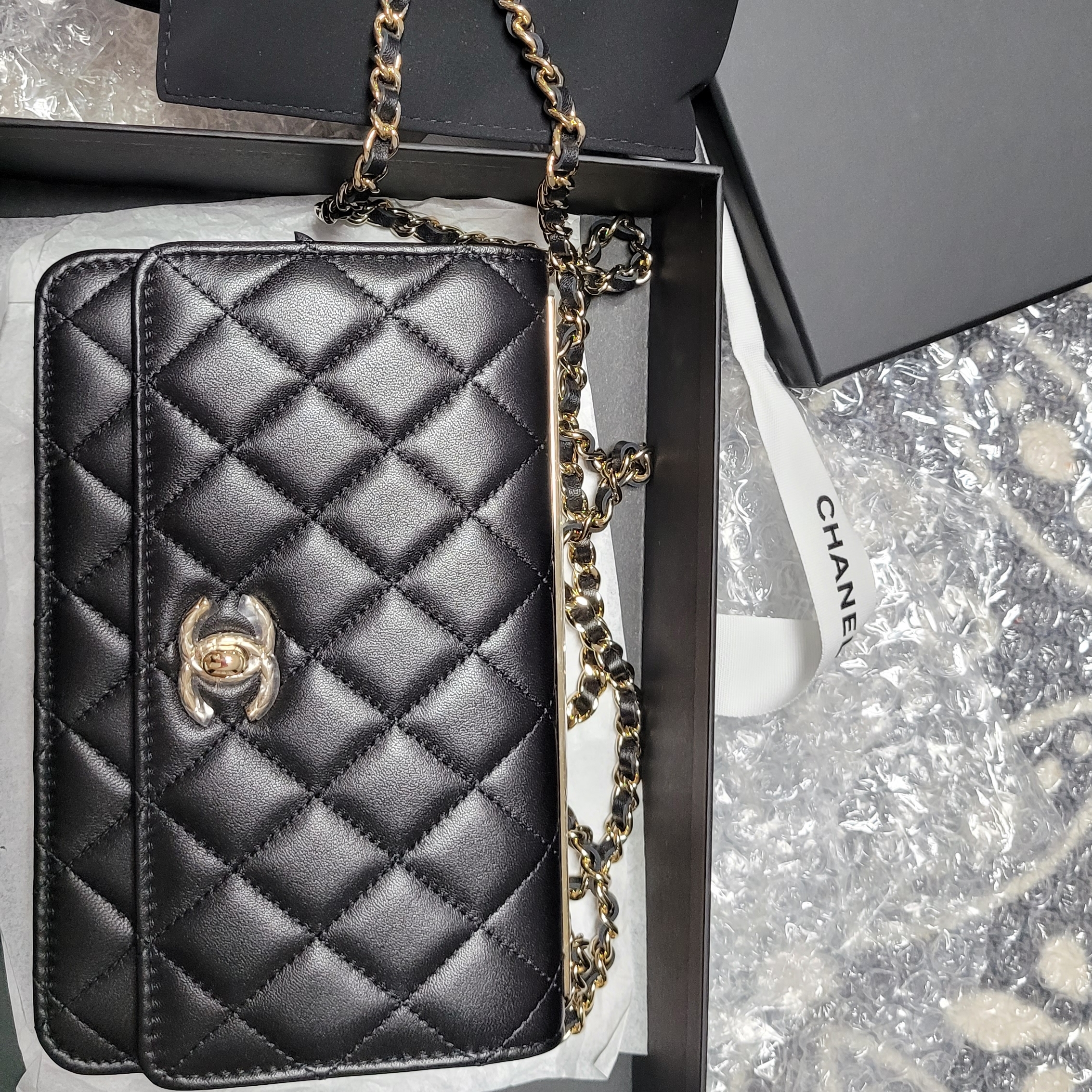 Chanel Wallet On Chain Lambskin & Gold Black 착용 스타일 - 2