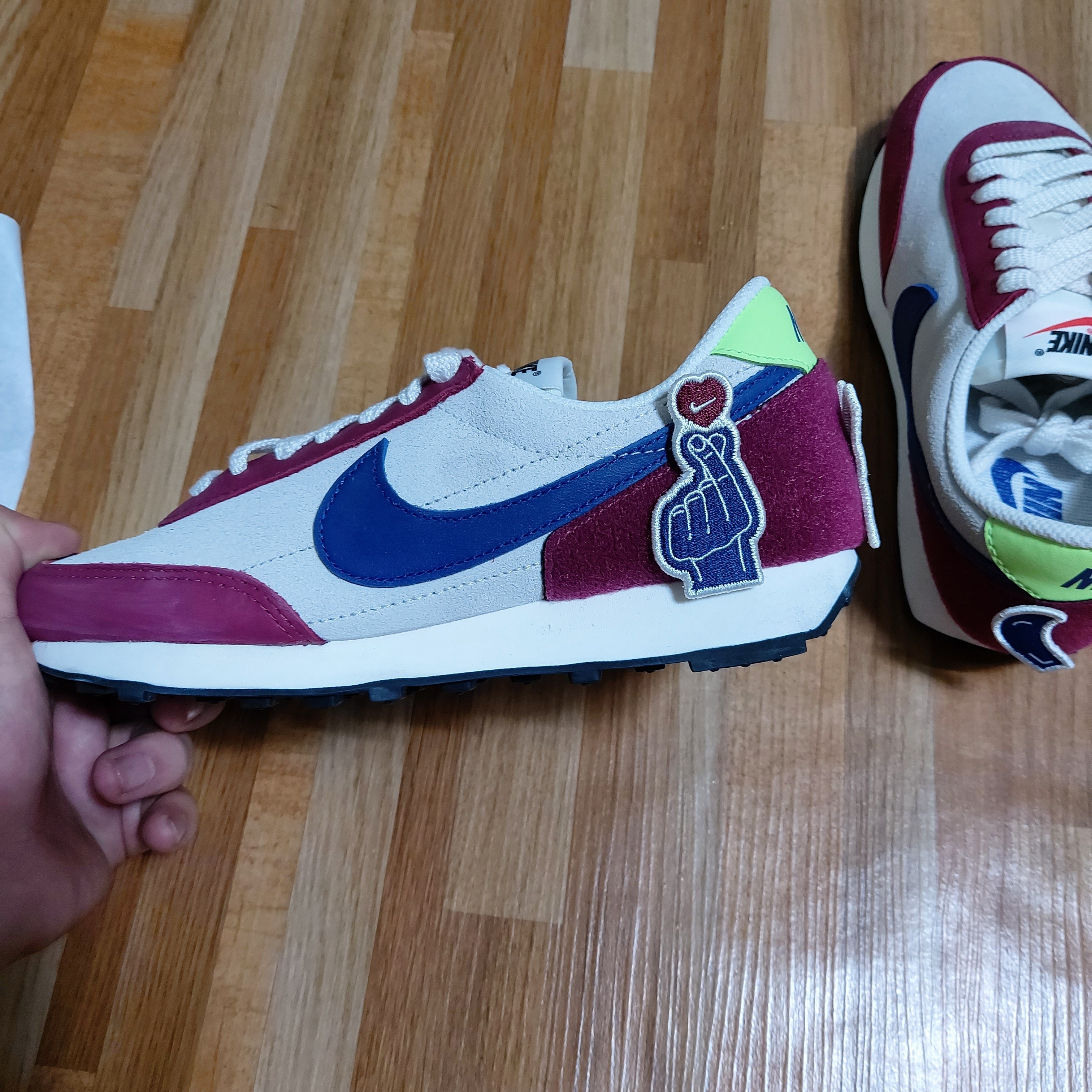 (W) Nike Daybreak Sail Deep Royal Blue Pomegranate 착용 스타일 - 3