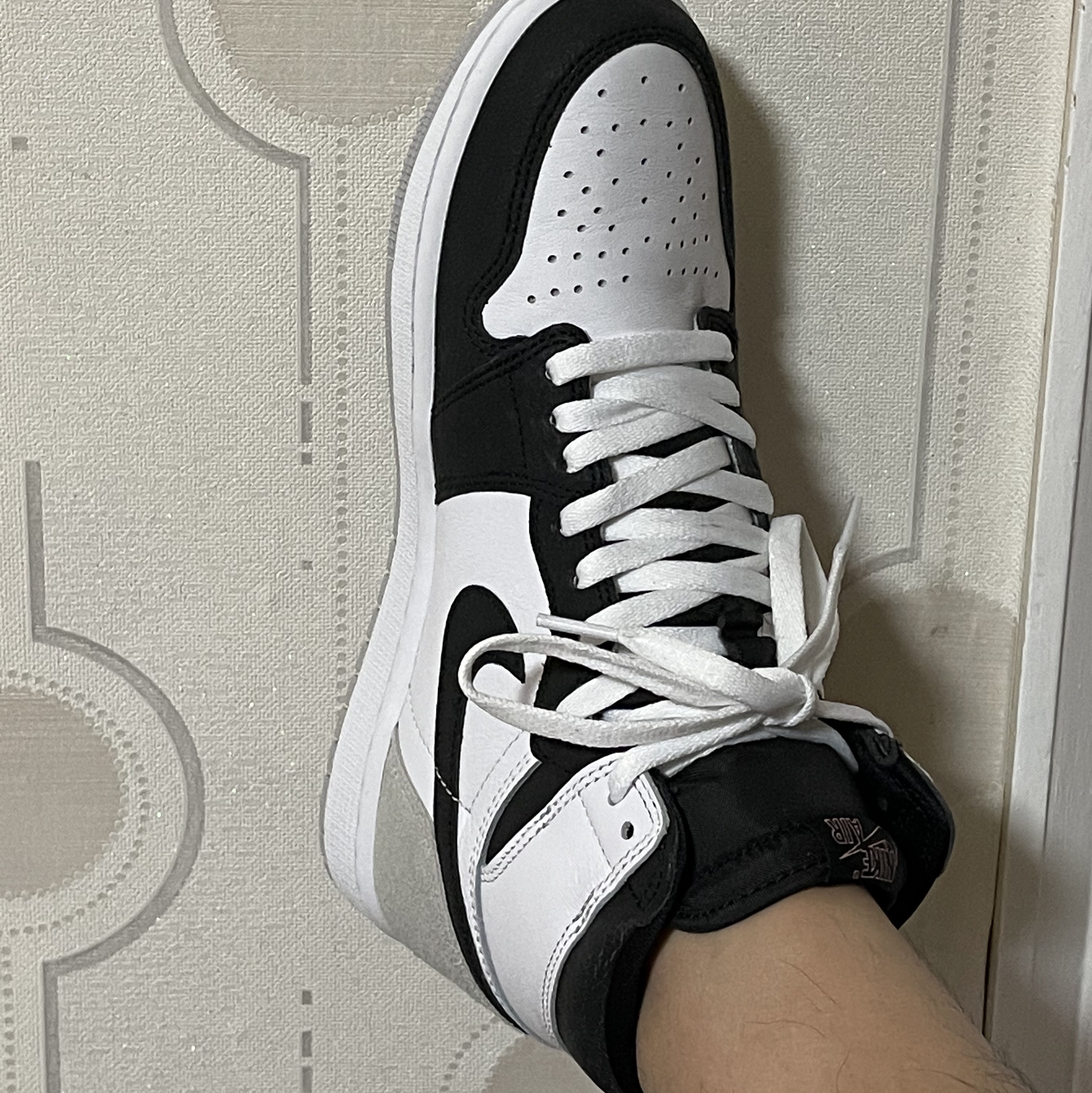 Jordan 1 Retro High OG Bleached Coral 착용 스타일 - 1