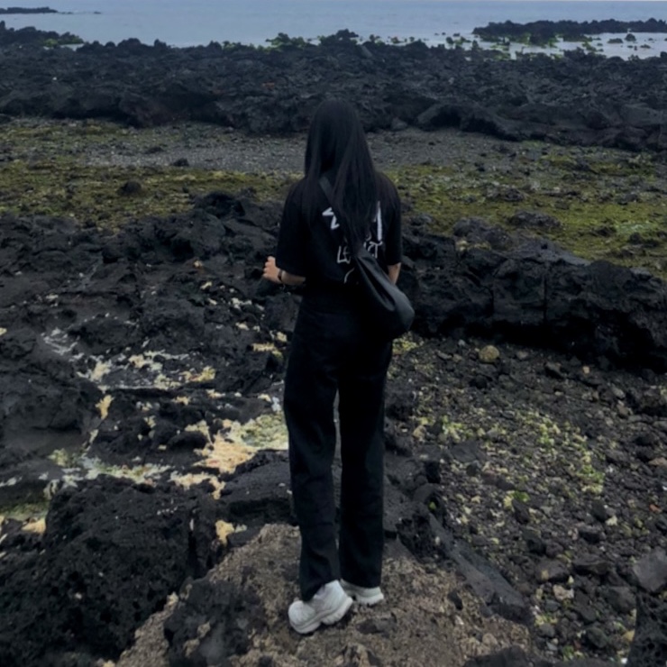 Stussy x Our Legacy Surfman 2 Pigment Dyed T-Shirt Black, Salomon XT-6 ADV White 착용 스타일