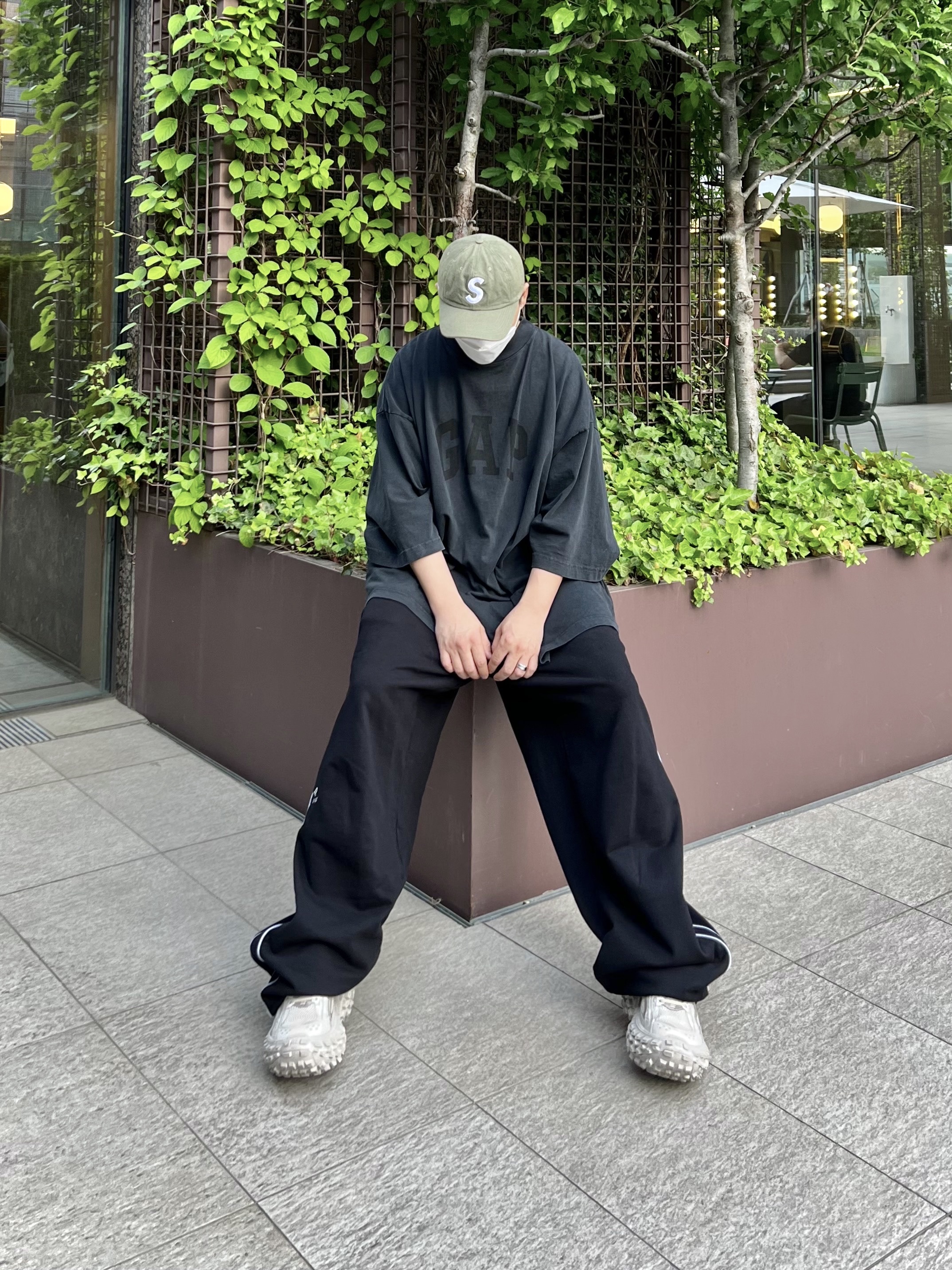 Supreme Kevlar Denim S Logo 6-Panel Olive - 22SS, Yeezy Gap Engineered By Balenciaga Dove 3/4 Sleeve T-Shirt Washed Black 착용 스타일 - 2