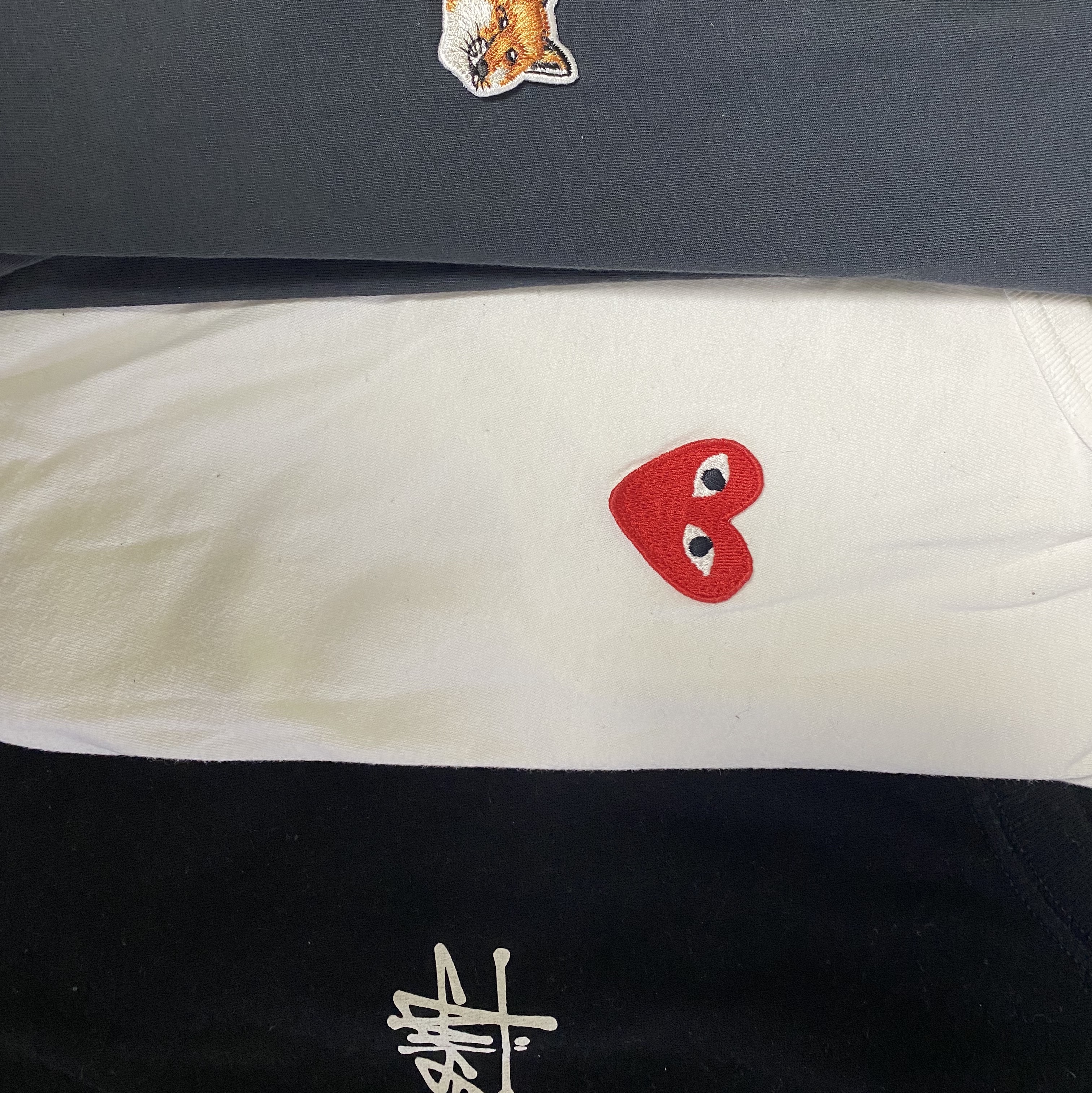 (W) Play Comme des Garcons Red Heart T-Shirt White, Stussy Basic Stussy T-Shirt Black 2022 착용 스타일