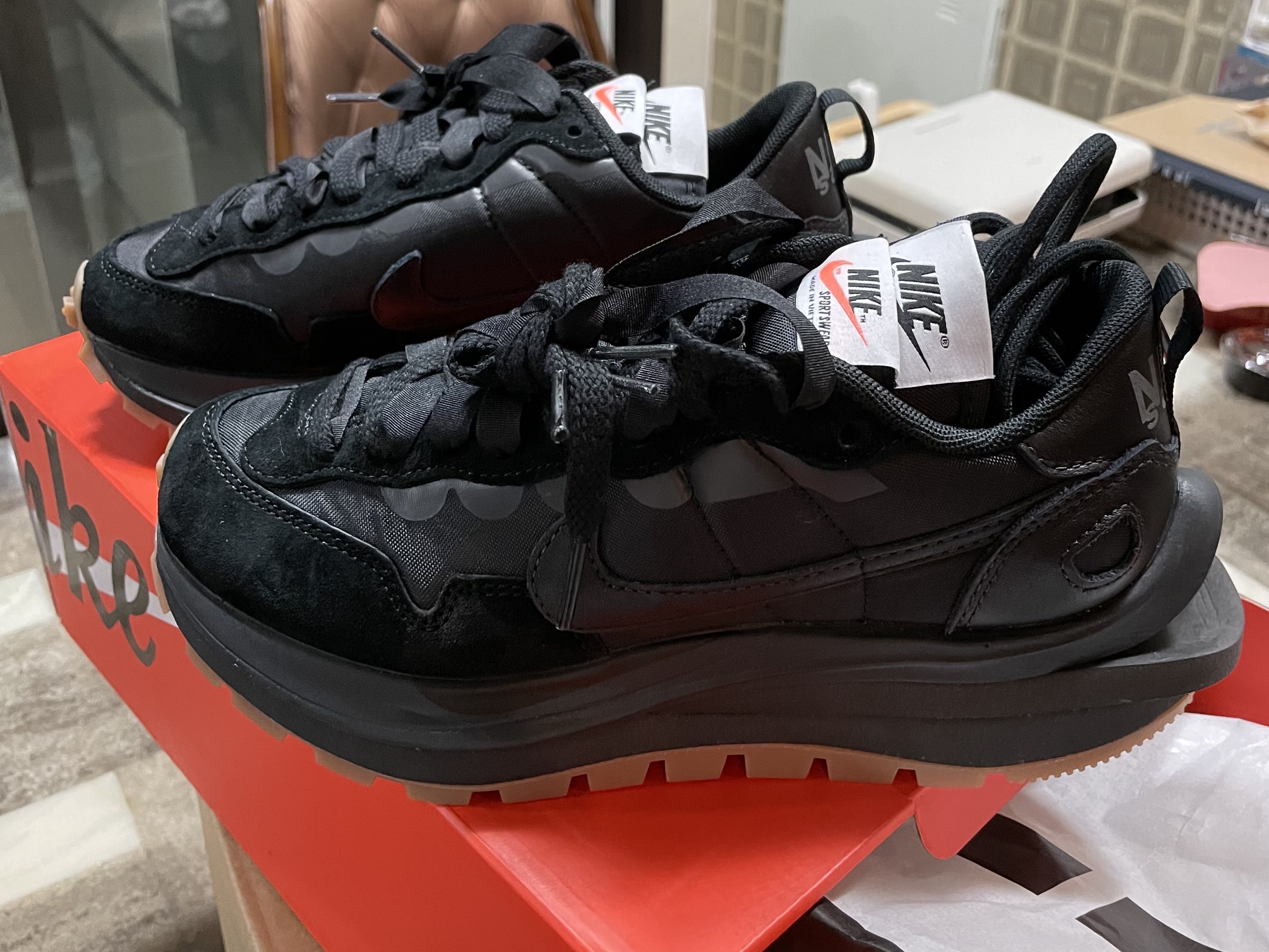 Nike x Sacai VaporWaffle Black and Gum 착용 스타일 - 1