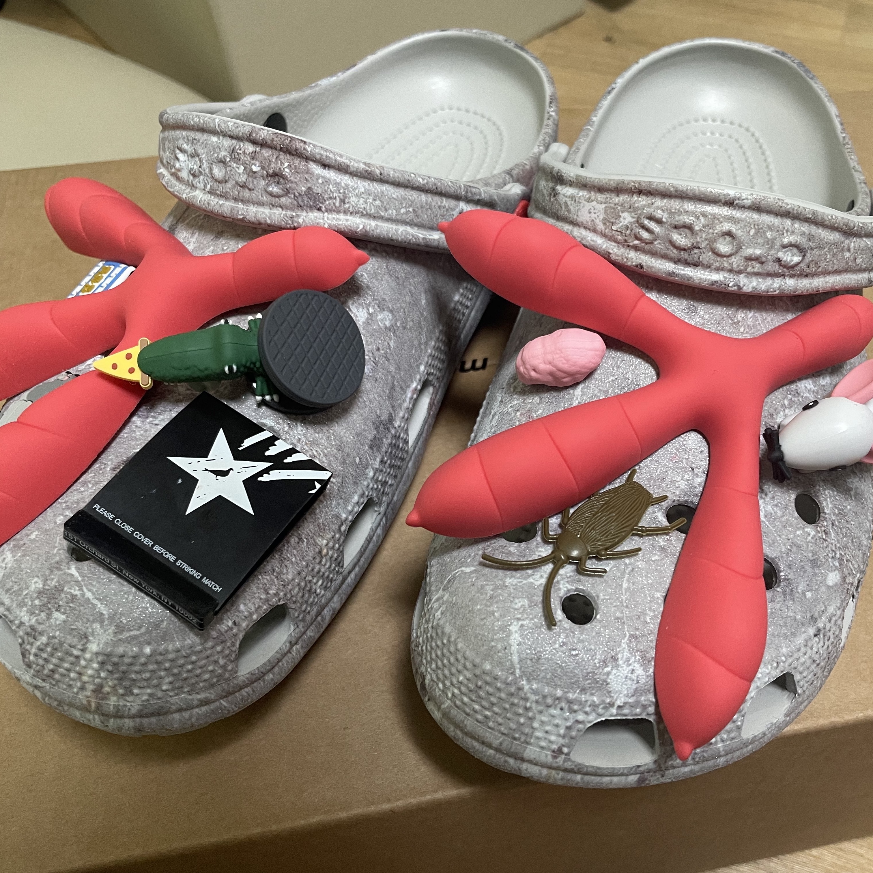 Crocs x Staple Classic Clog Grey Red 착용 스타일