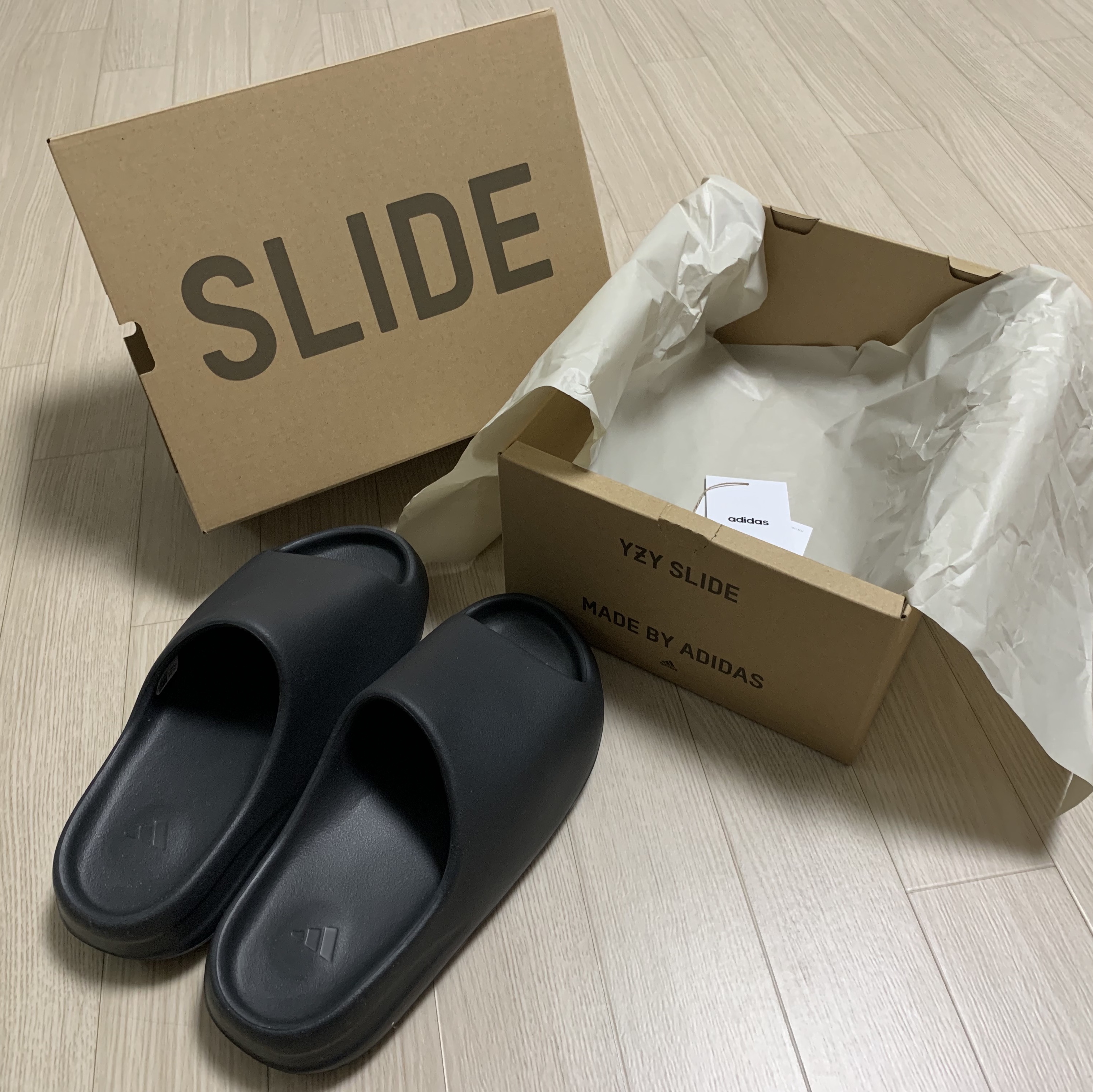 Adidas Yeezy Slide Onyx, Jordan 1 Retro High OG Bleached Coral 착용 스타일 - 1