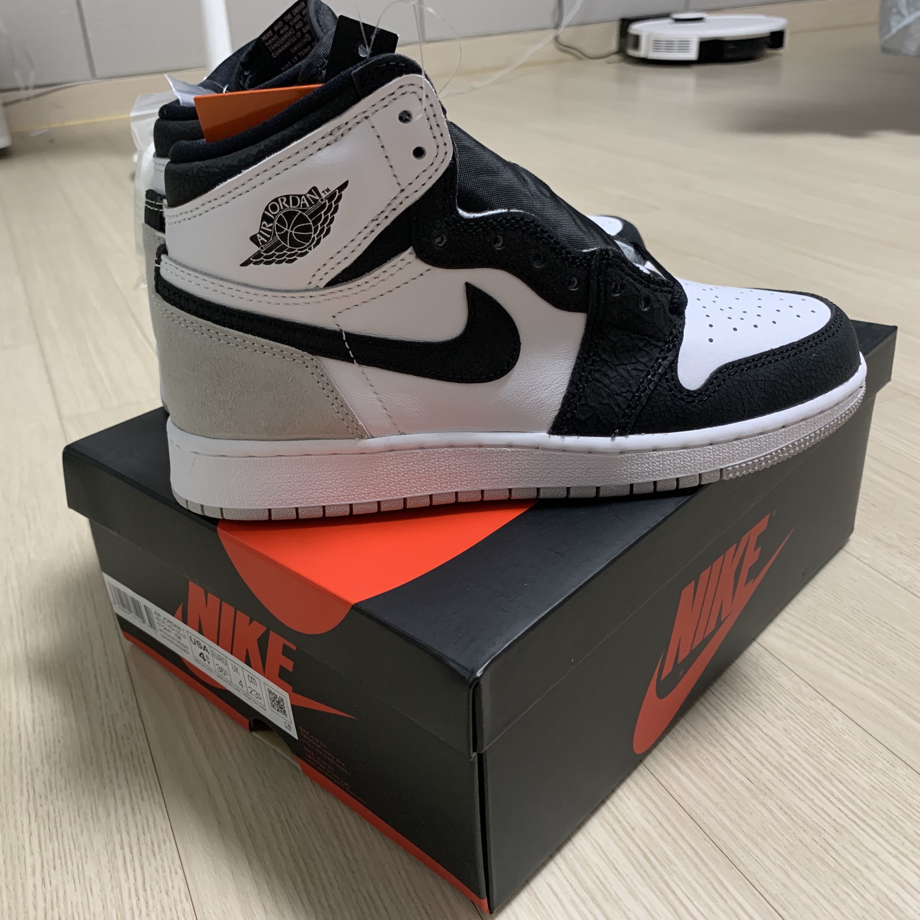 Adidas Yeezy Slide Onyx, Jordan 1 Retro High OG Bleached Coral 착용 스타일 - 3