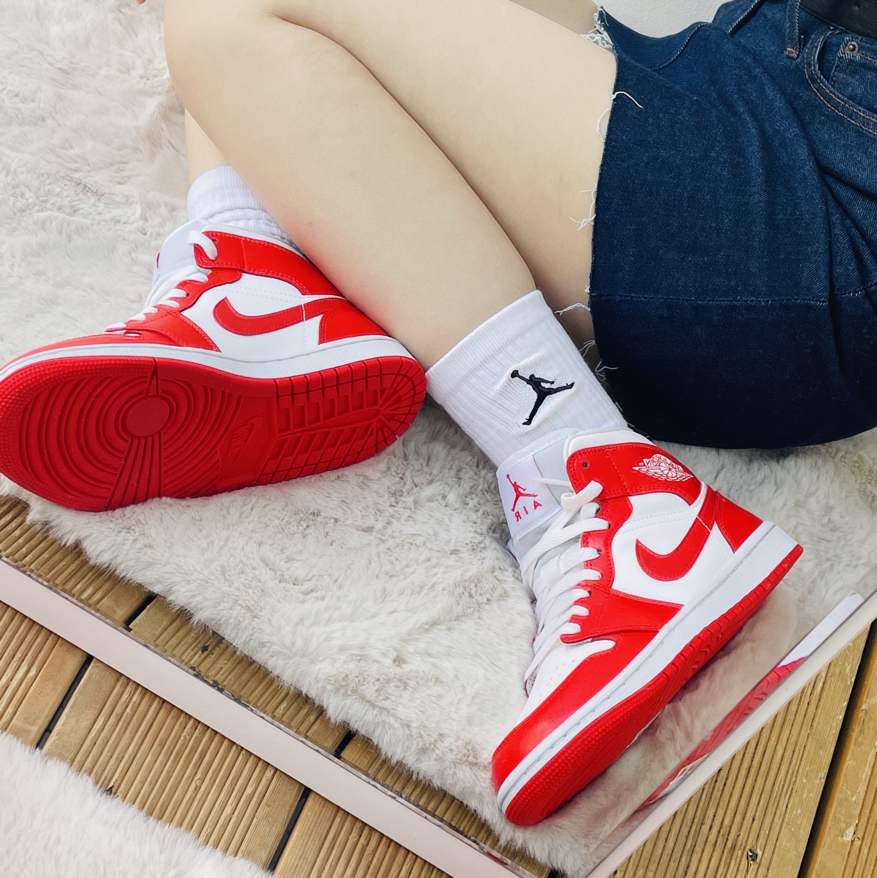(W) Jordan 1 Mid Habanero Red 착용 스타일 - 1