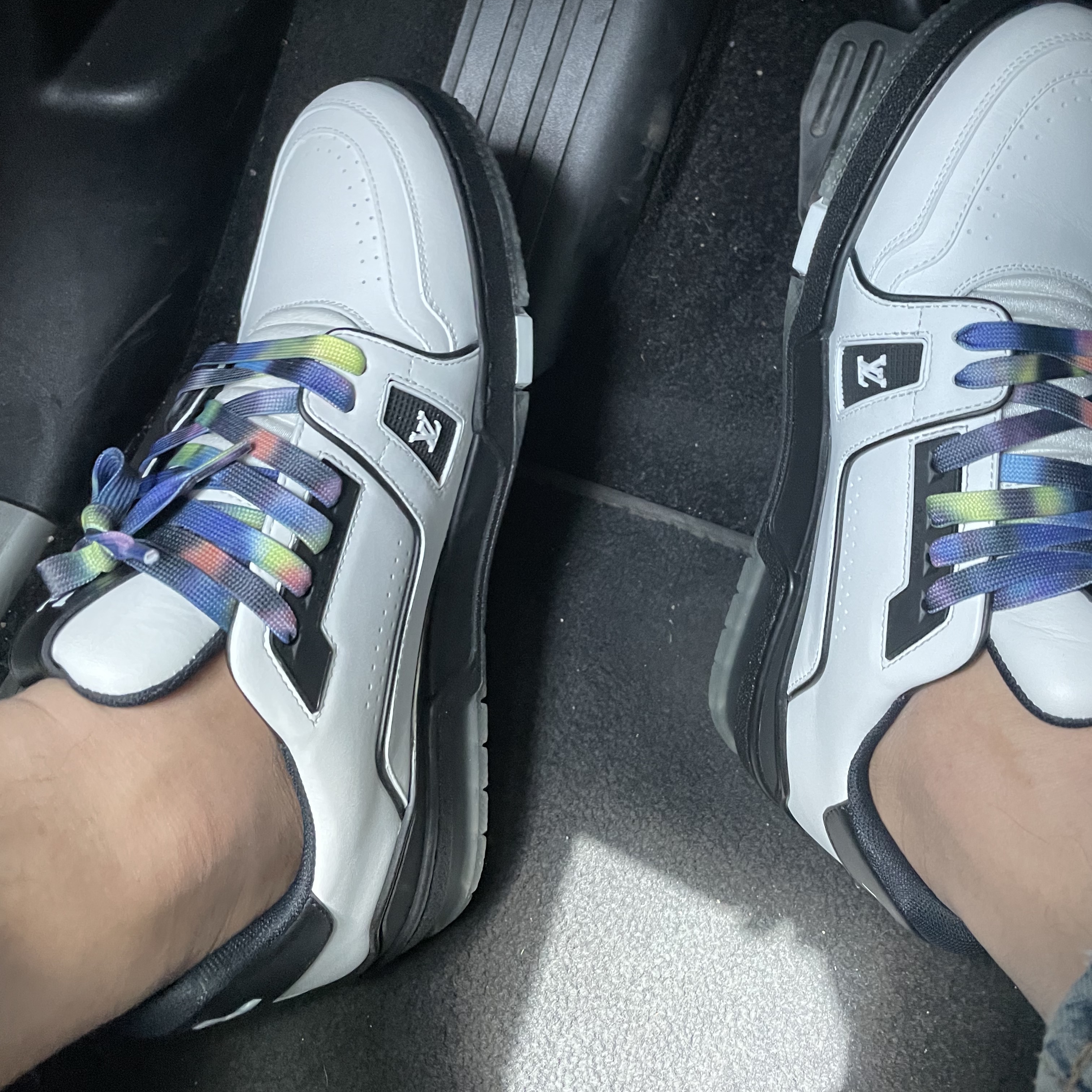 Louis Vuitton LV Trainer Sneakers White Black 착용 스타일