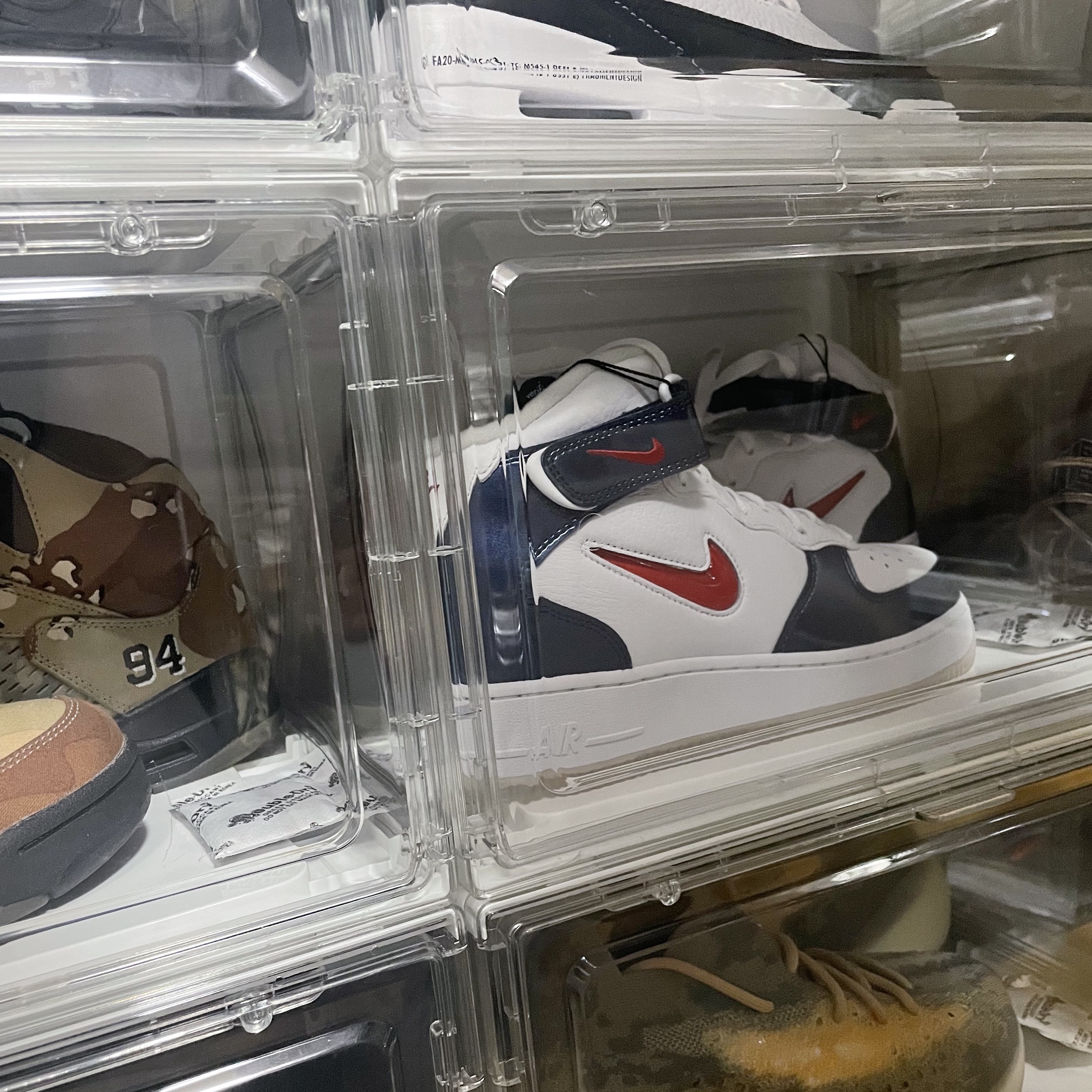 Nike Air Force 1 Mid QS University Red and Midnight Navy 착용 스타일 - 3