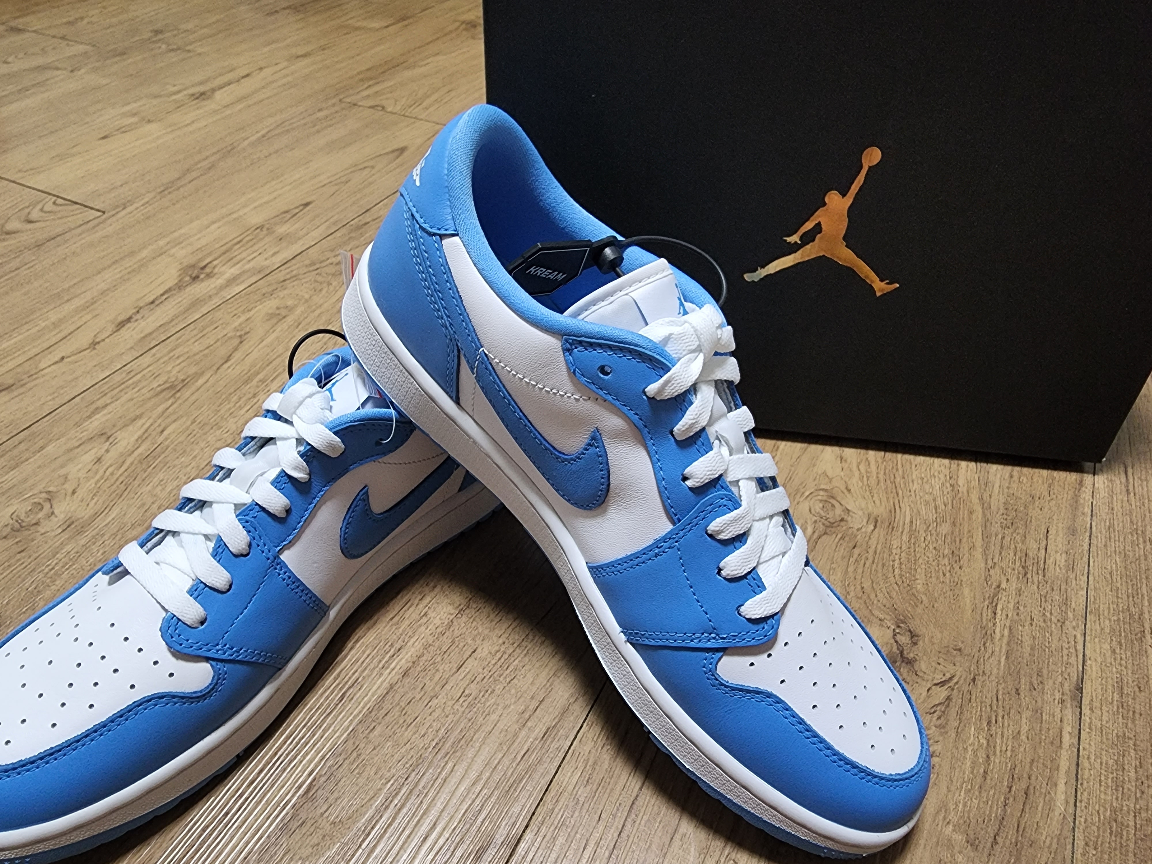 Jordan 1 Low Golf White and University Blue 착용 스타일 - 4