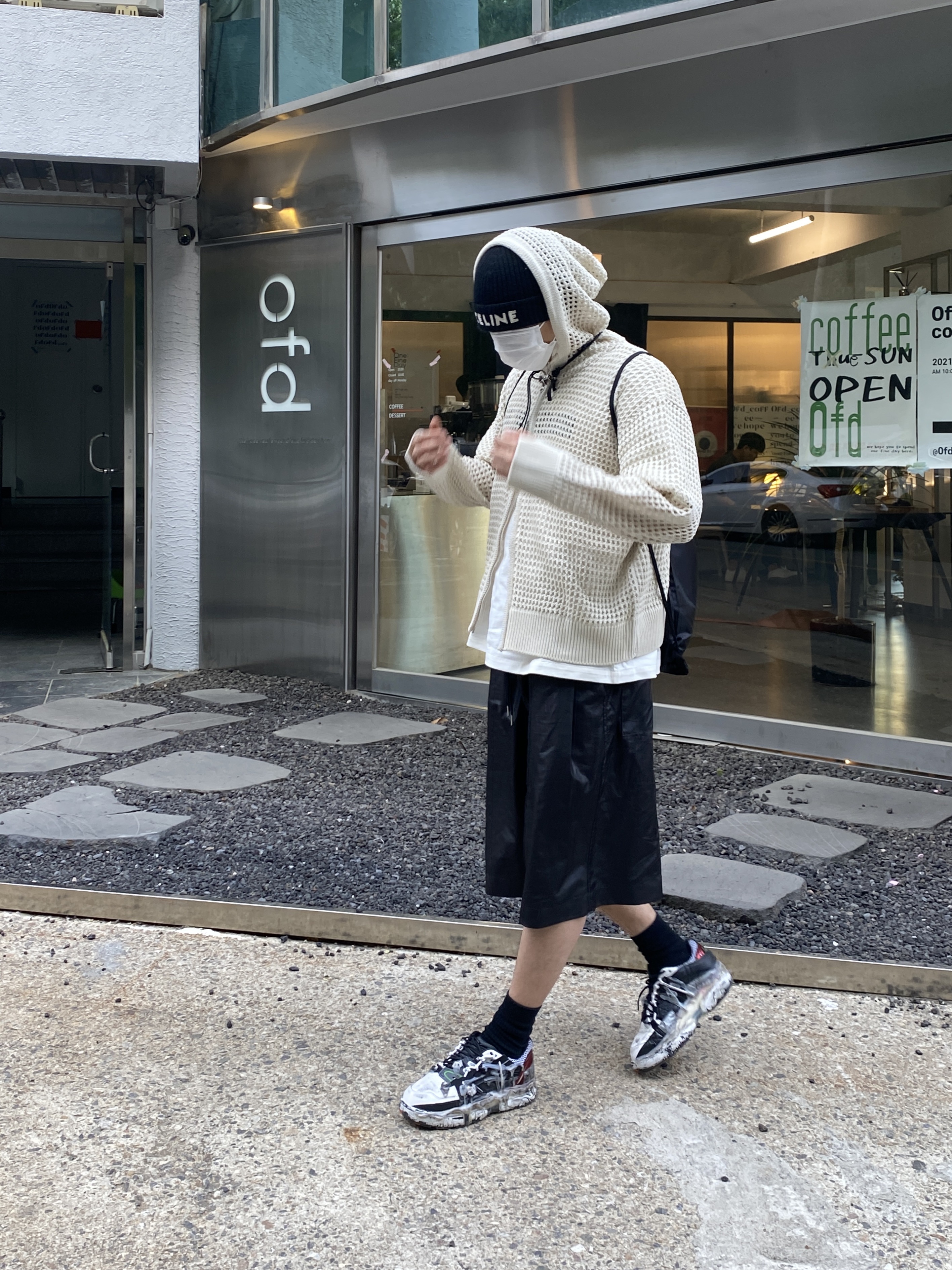 Our Legacy Ladon Leather Keychain Black, Celine Embroidered Knit Wool Beanie Black 착용 스타일 - 5