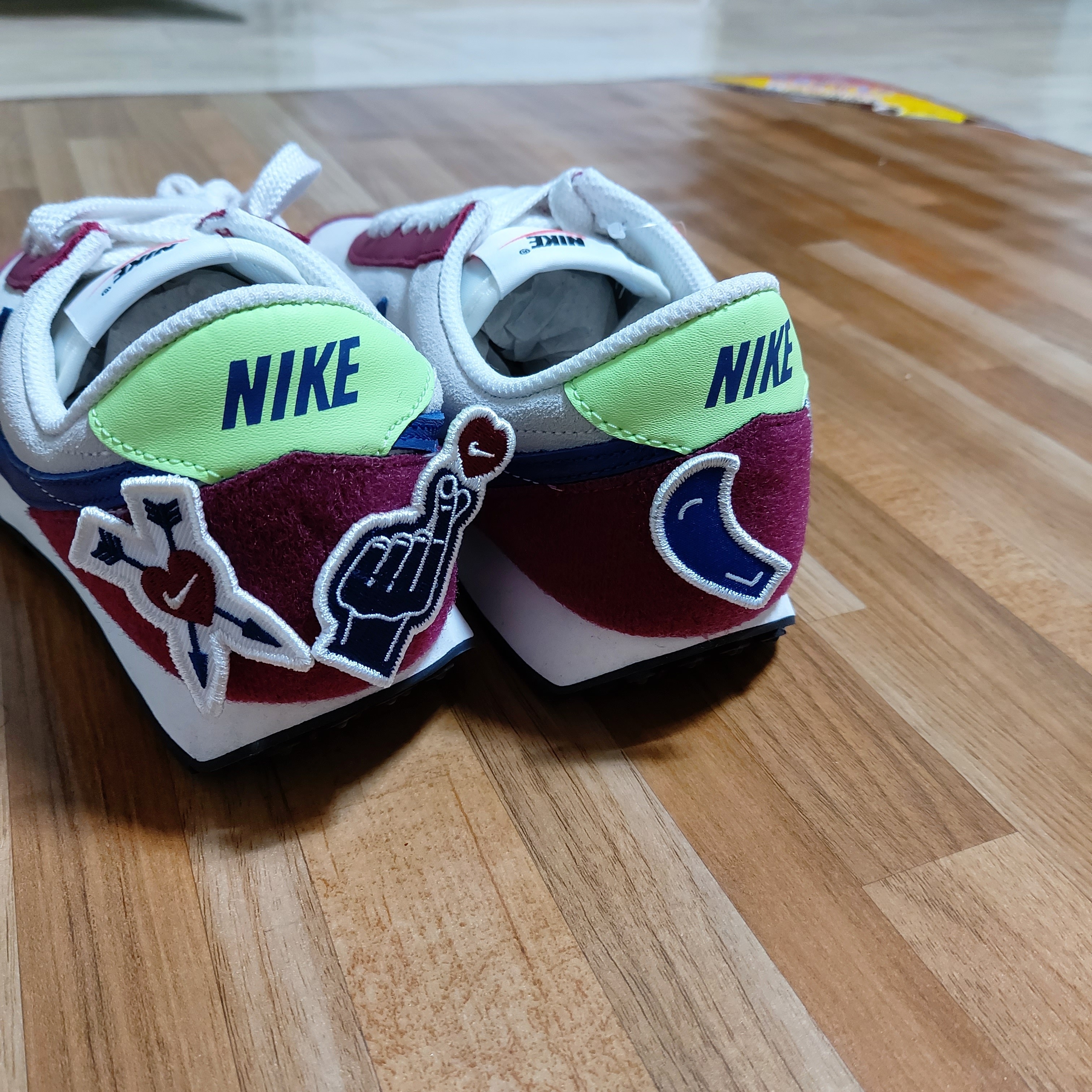 (W) Nike Daybreak Sail Deep Royal Blue Pomegranate 착용 스타일 - 2