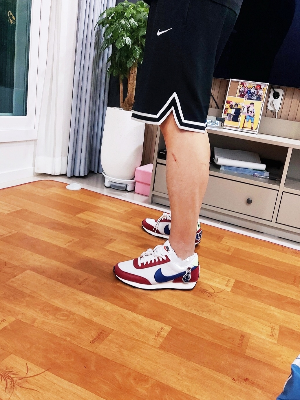 (W) Nike Daybreak Sail Deep Royal Blue Pomegranate 착용 스타일 - 2