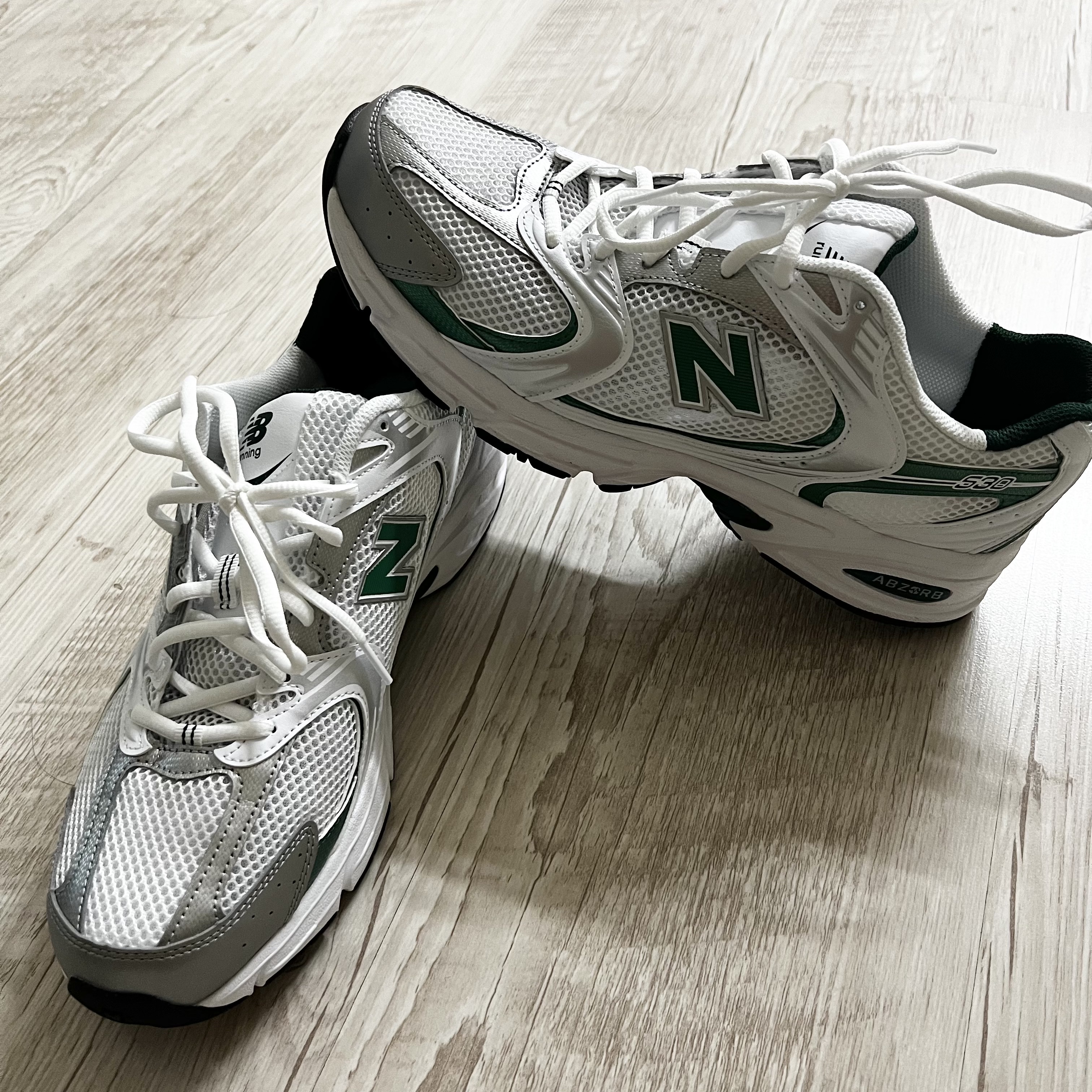 New Balance 530 White Nightwatch Green 착용 스타일 - 1