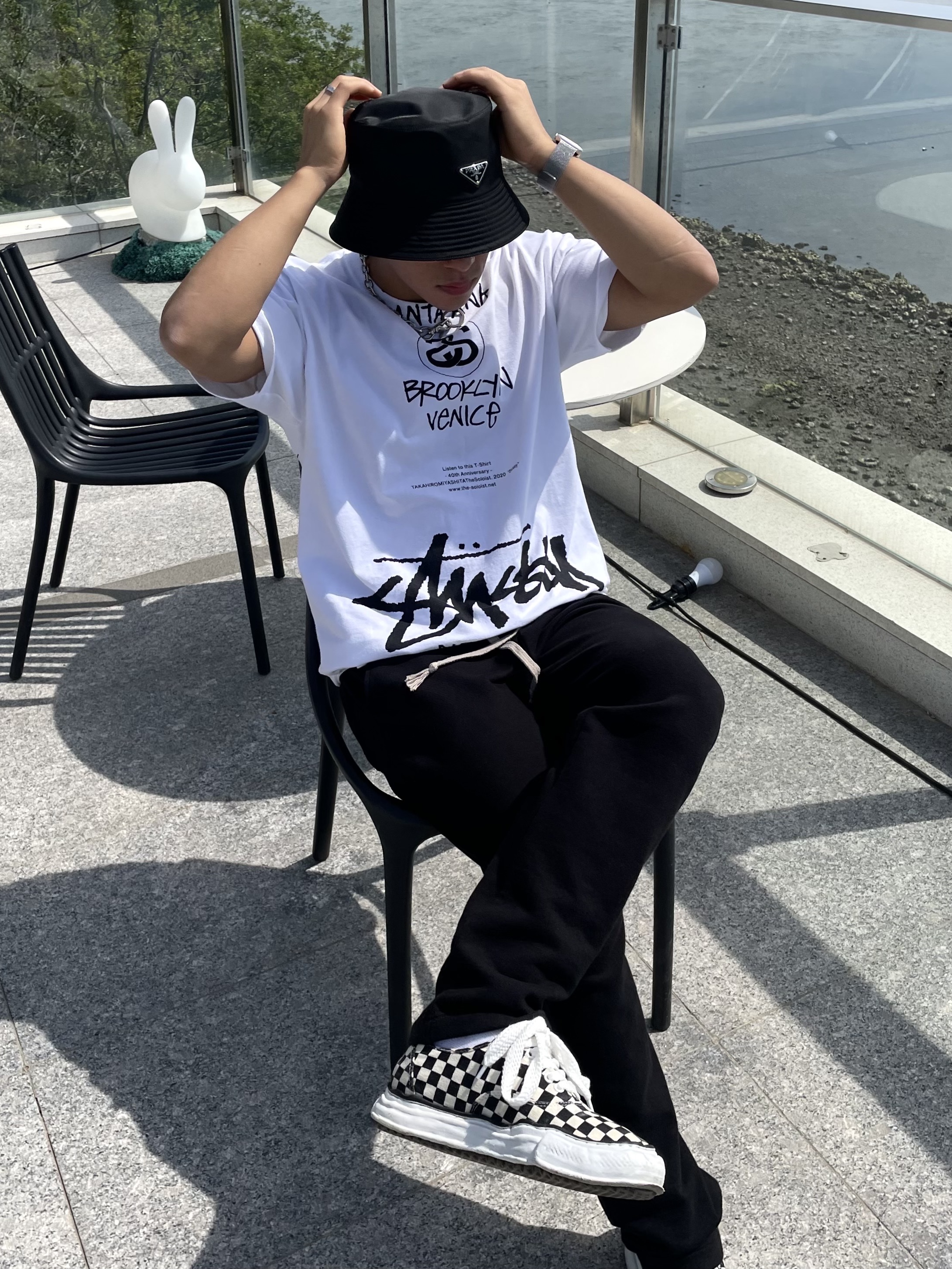 Prada Re-Nylon Bucket Hat Black, Stussy x Takahiromiyashita The Soloist 40 WT T-Shirt 착용 스타일 - 1