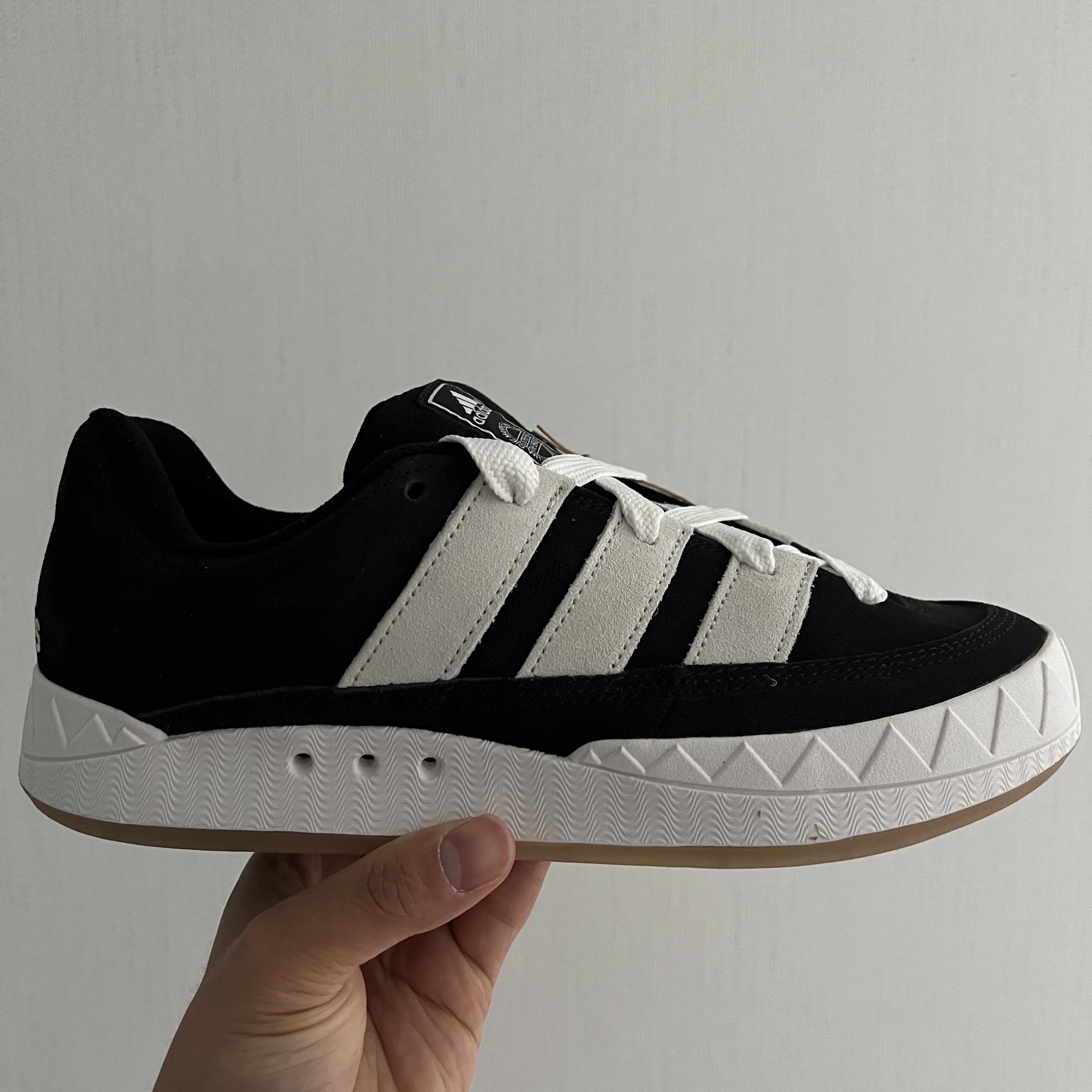 Adidas Adimatic Core Black 착용 스타일