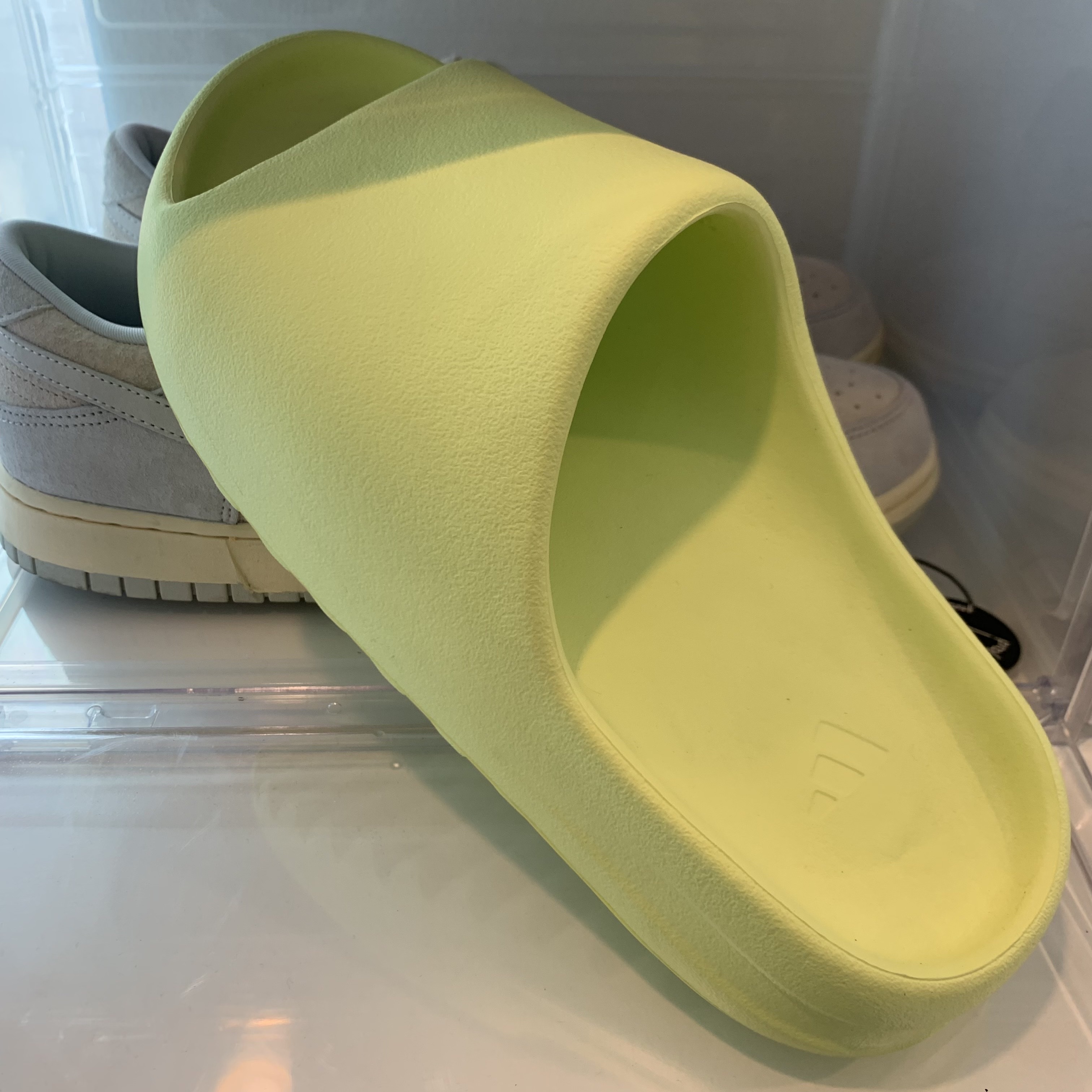 Adidas Yeezy Slide Glow Green 2022/2023 착용 스타일