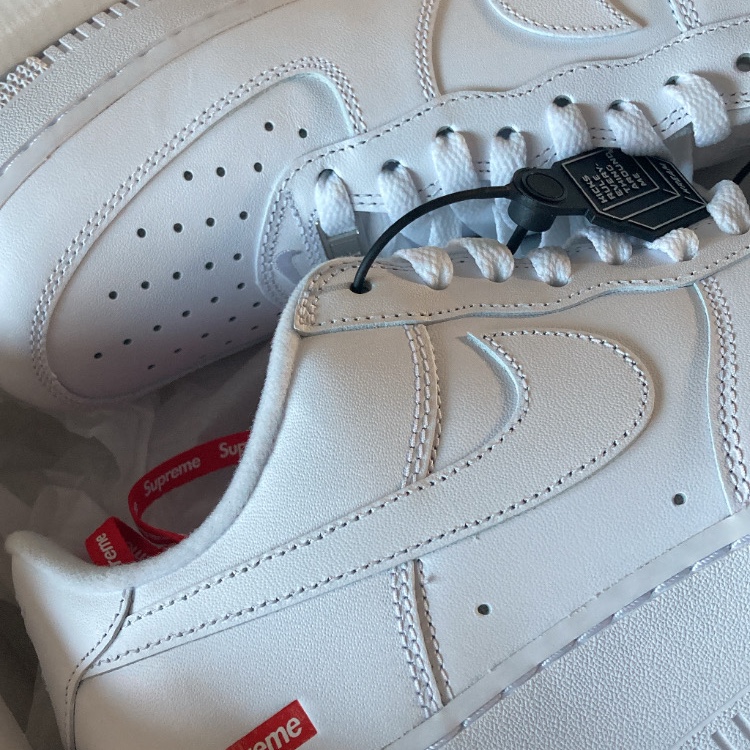 Nike x Supreme Air Force 1 Low White 착용 스타일