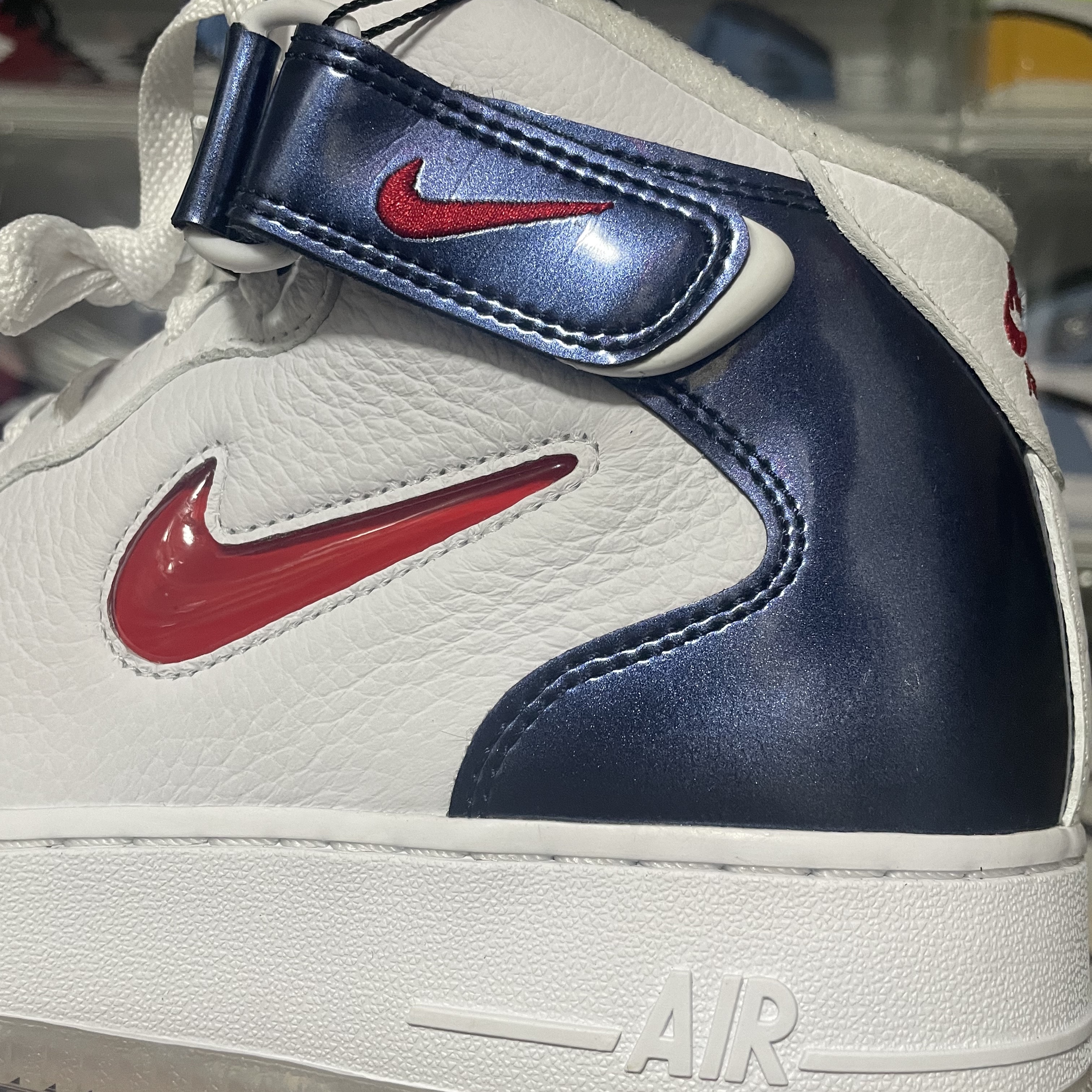Nike Air Force 1 Mid QS University Red and Midnight Navy 착용 스타일 - 2