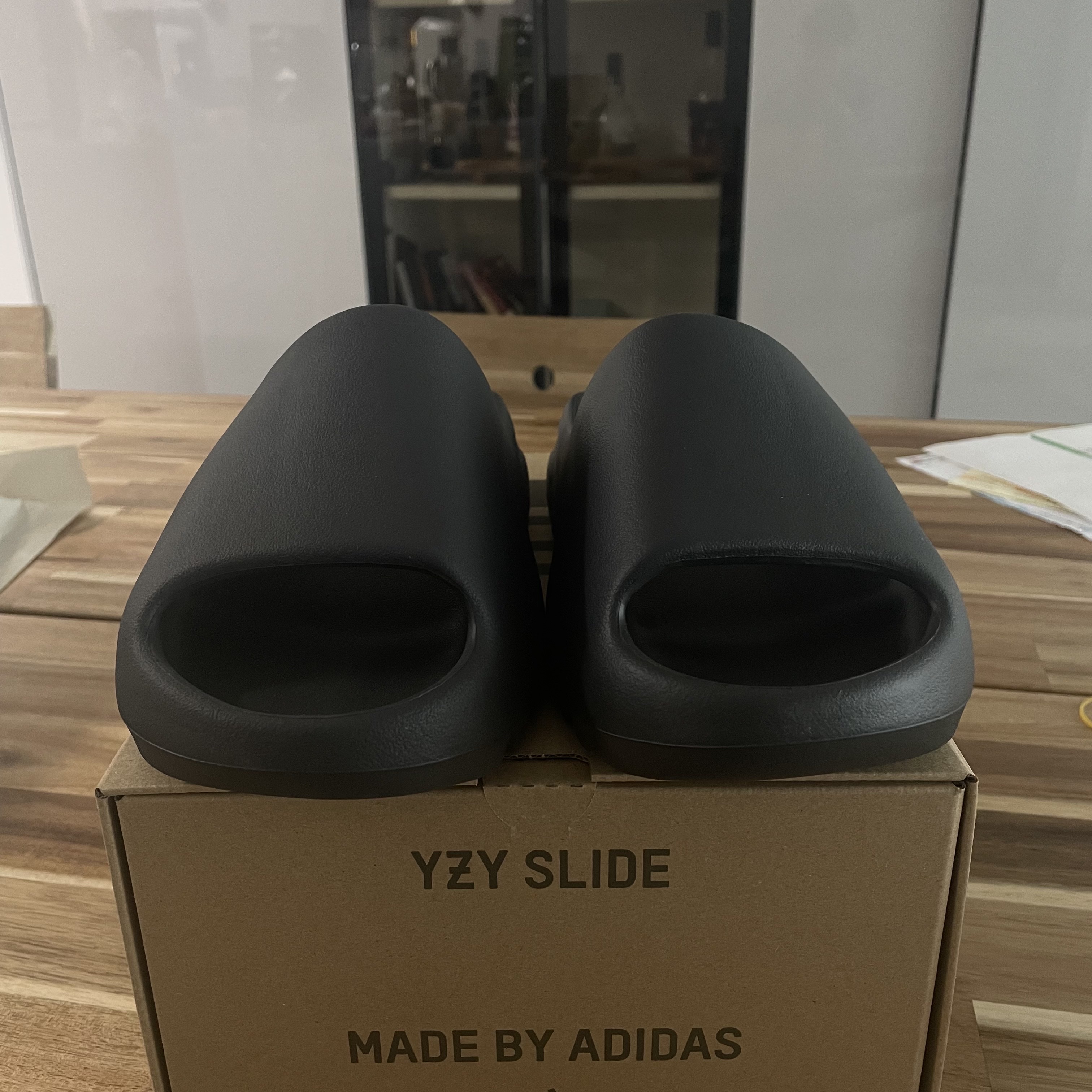 Adidas Yeezy Slide Onyx 착용 스타일 - 2