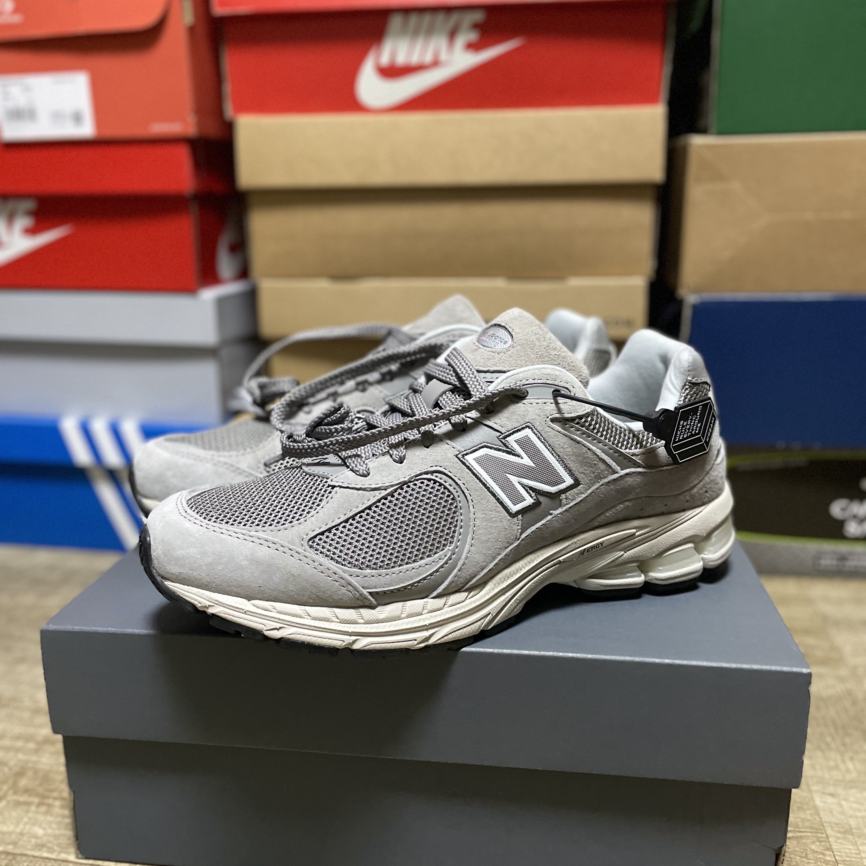 New Balance 2002R Grey 착용 스타일 - 1