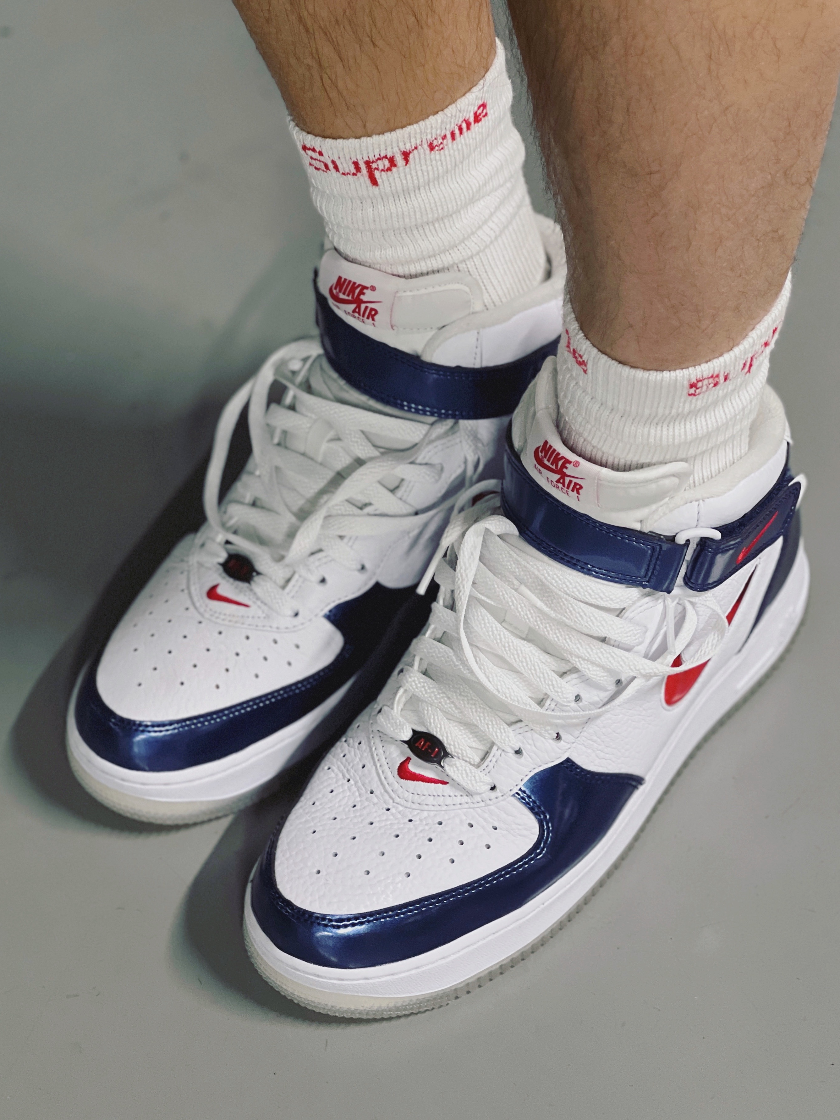 Supreme Hanes Crew Socks White (4 Pack), Nike Air Force 1 Mid QS University Red and Midnight Navy 착용 스타일