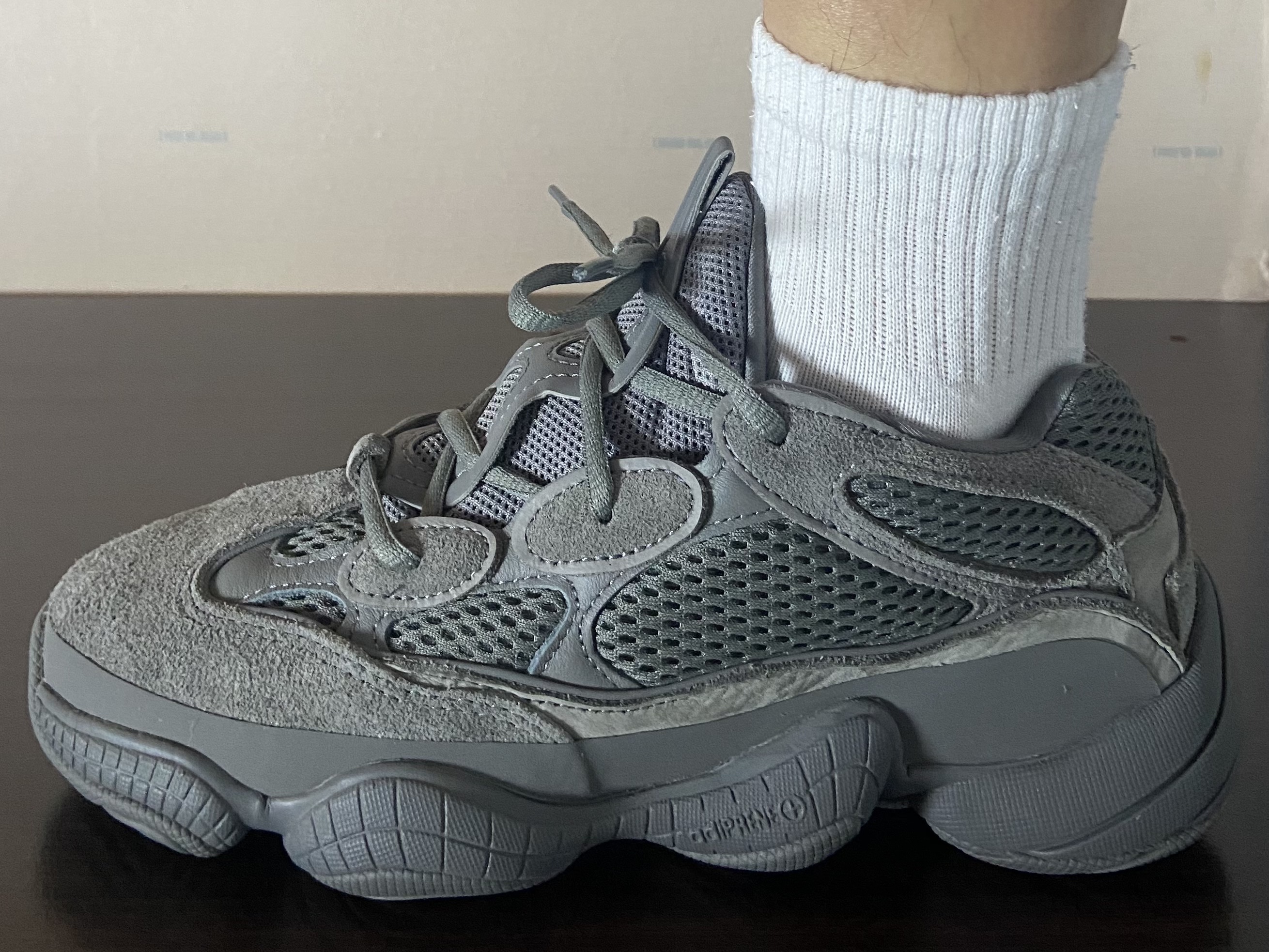 Adidas Yeezy 500 Granite 착용 스타일