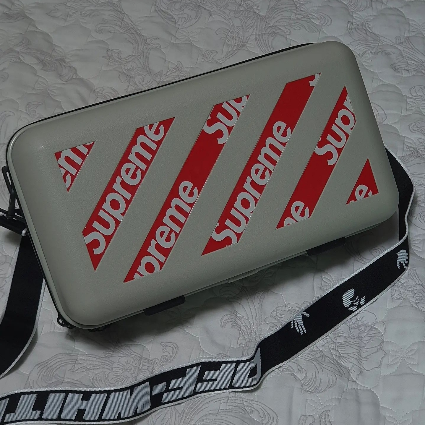 Off-White x Amore Pacific Protection Box (Without Cosmetics) 착용 스타일
