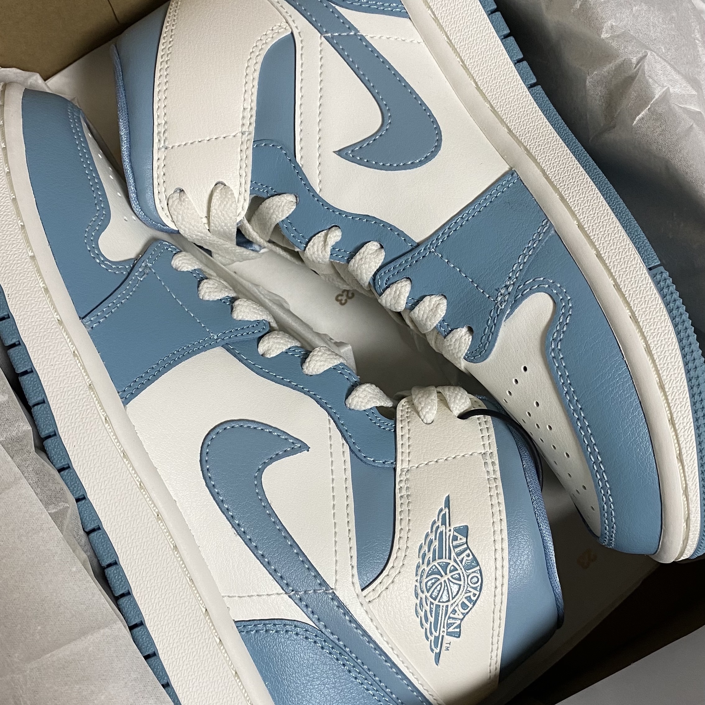 (W) Jordan 1 Mid Sail and Worn Blue 착용 스타일
