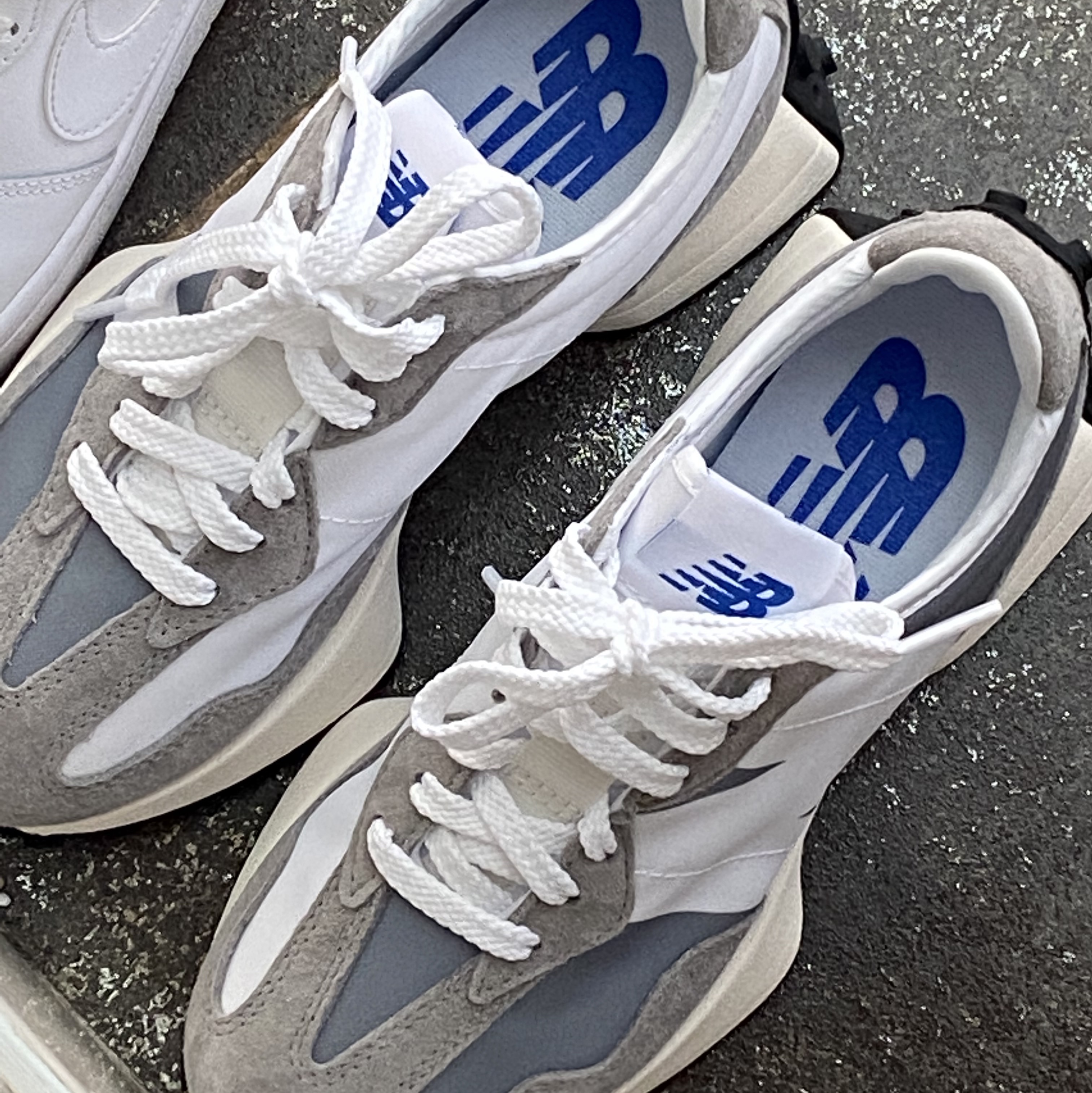 New Balance 327 Grey 착용 스타일