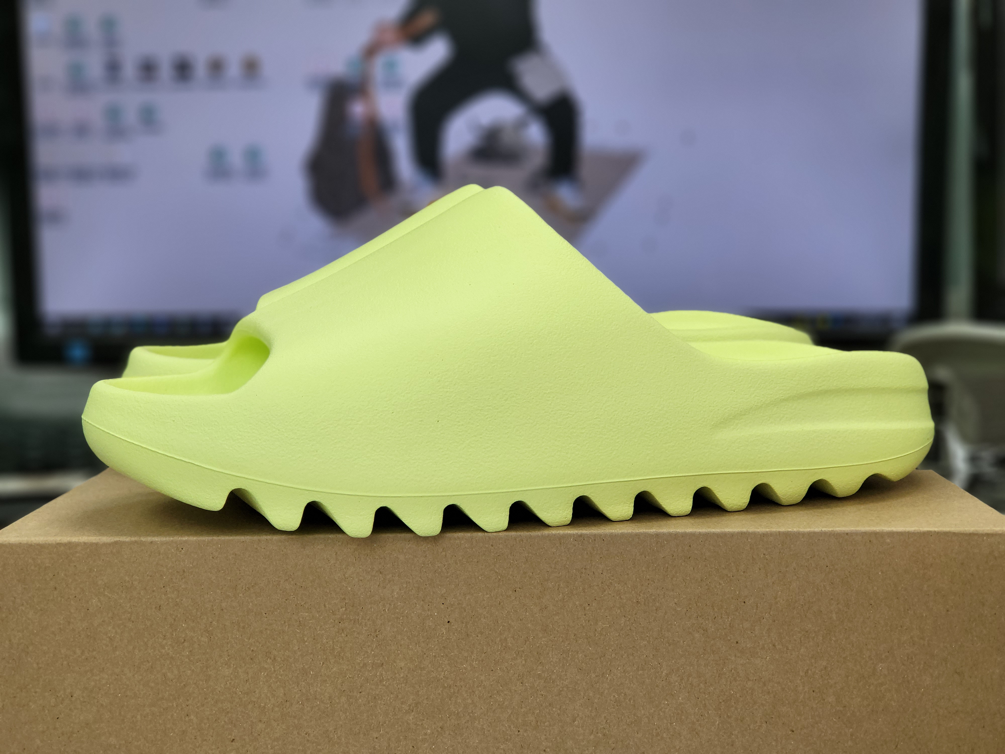 Adidas Yeezy Slide Glow Green 2022/2023 착용 스타일