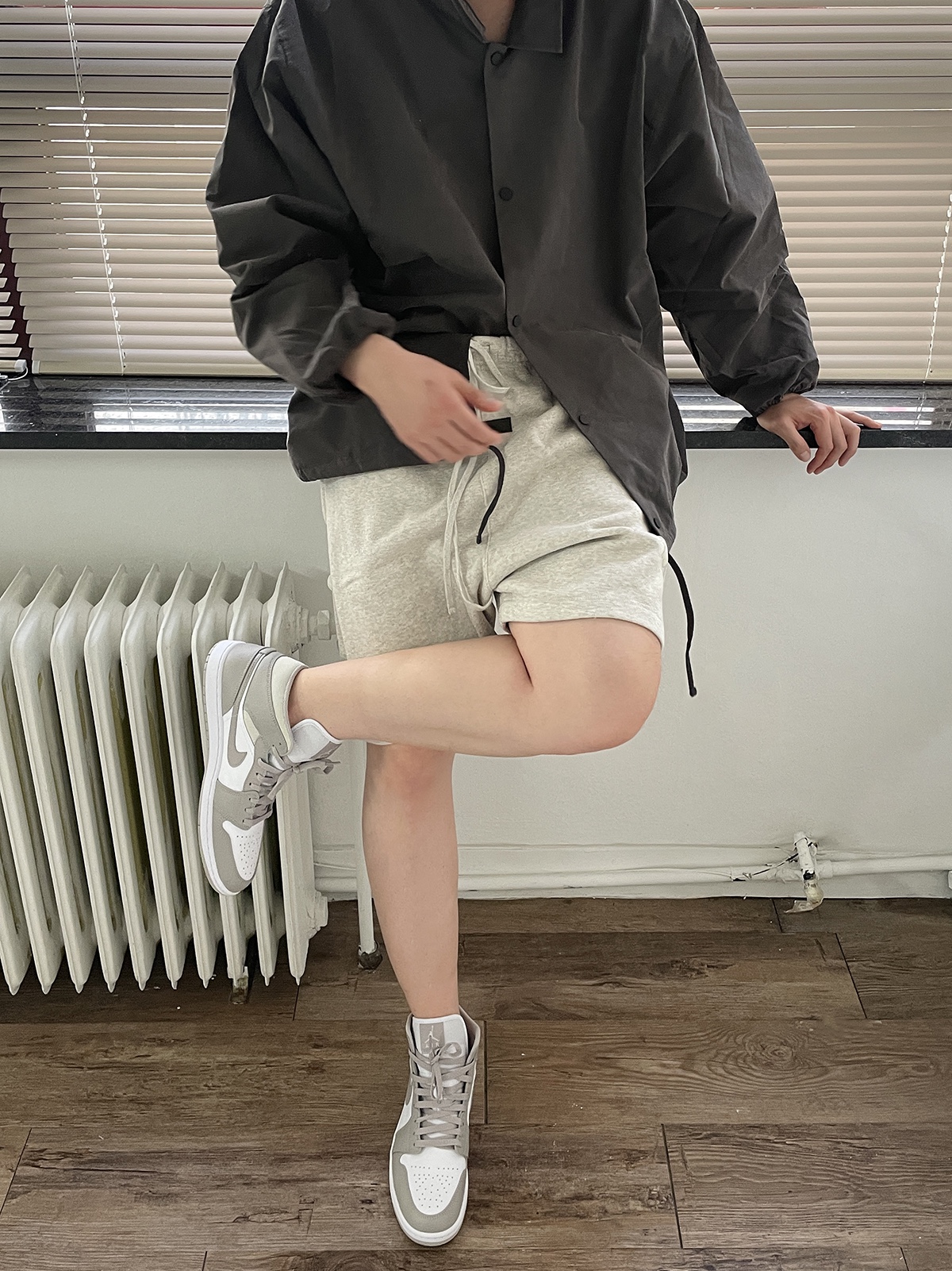 Essentials 1977 Coaches Jacket Iron - 22SS, Essentials 1977 Shorts Light Oatmeal - 22SS 착용 스타일 - 2