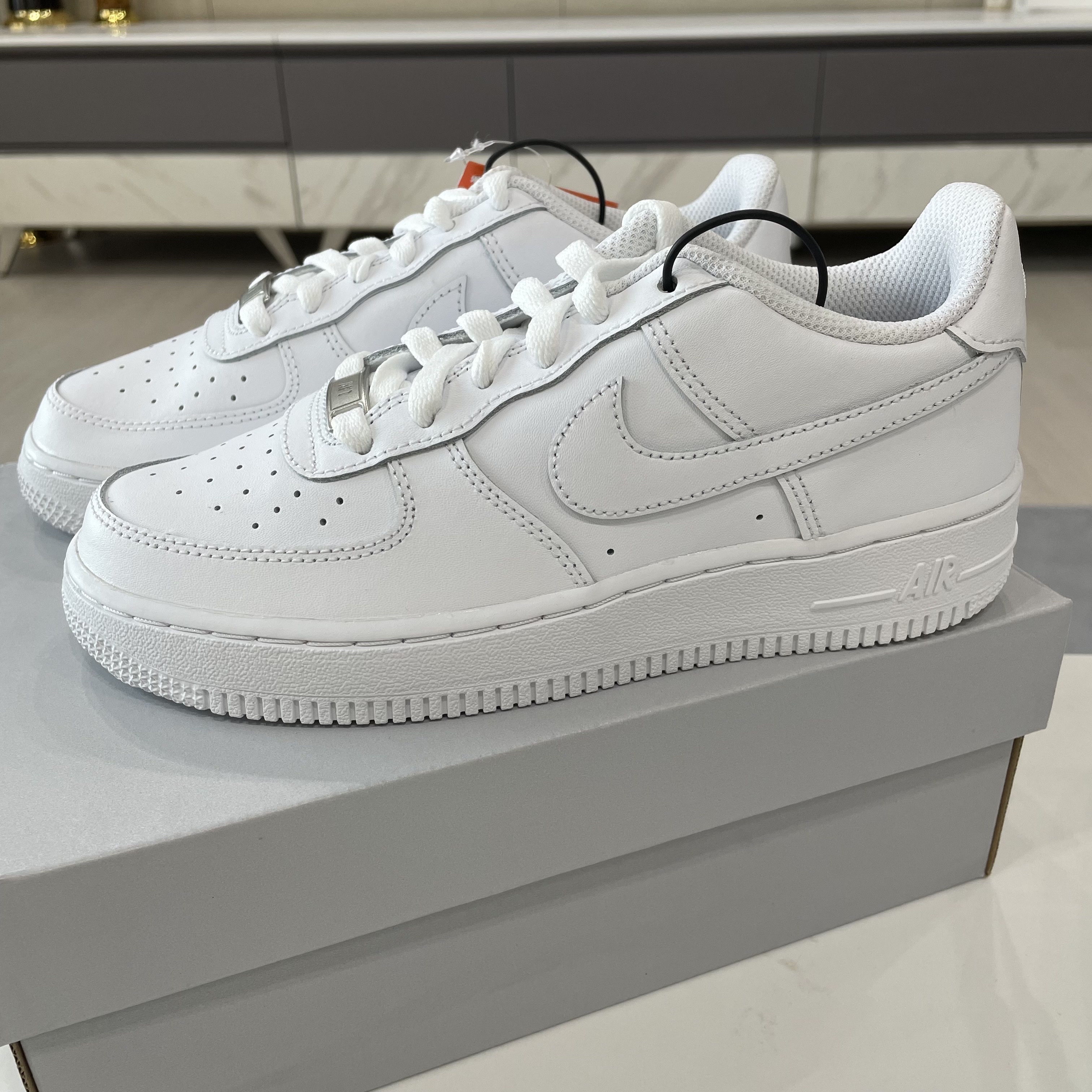 (GS) Nike Air Force 1 LE White 착용 스타일
